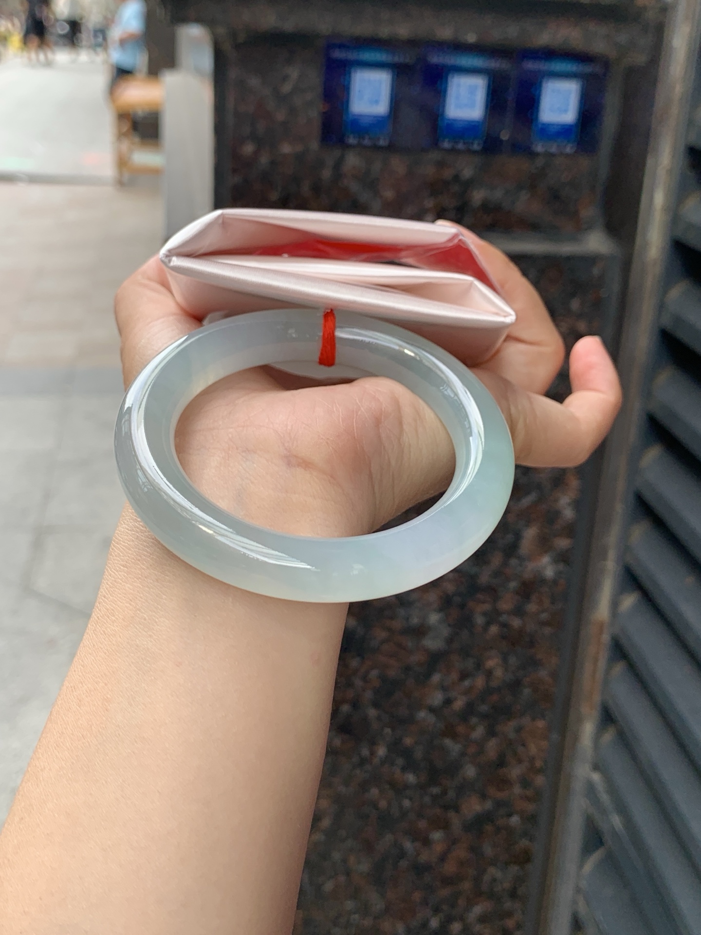 冰晴圆条 56.8-11.5-11.5 0614-N995-5 打灯细纹，底妆胶润，清爽耐看的均匀晴底，夏季美好的冰凉感，时而晴而晴蓝，随光线变化如梦如幻。