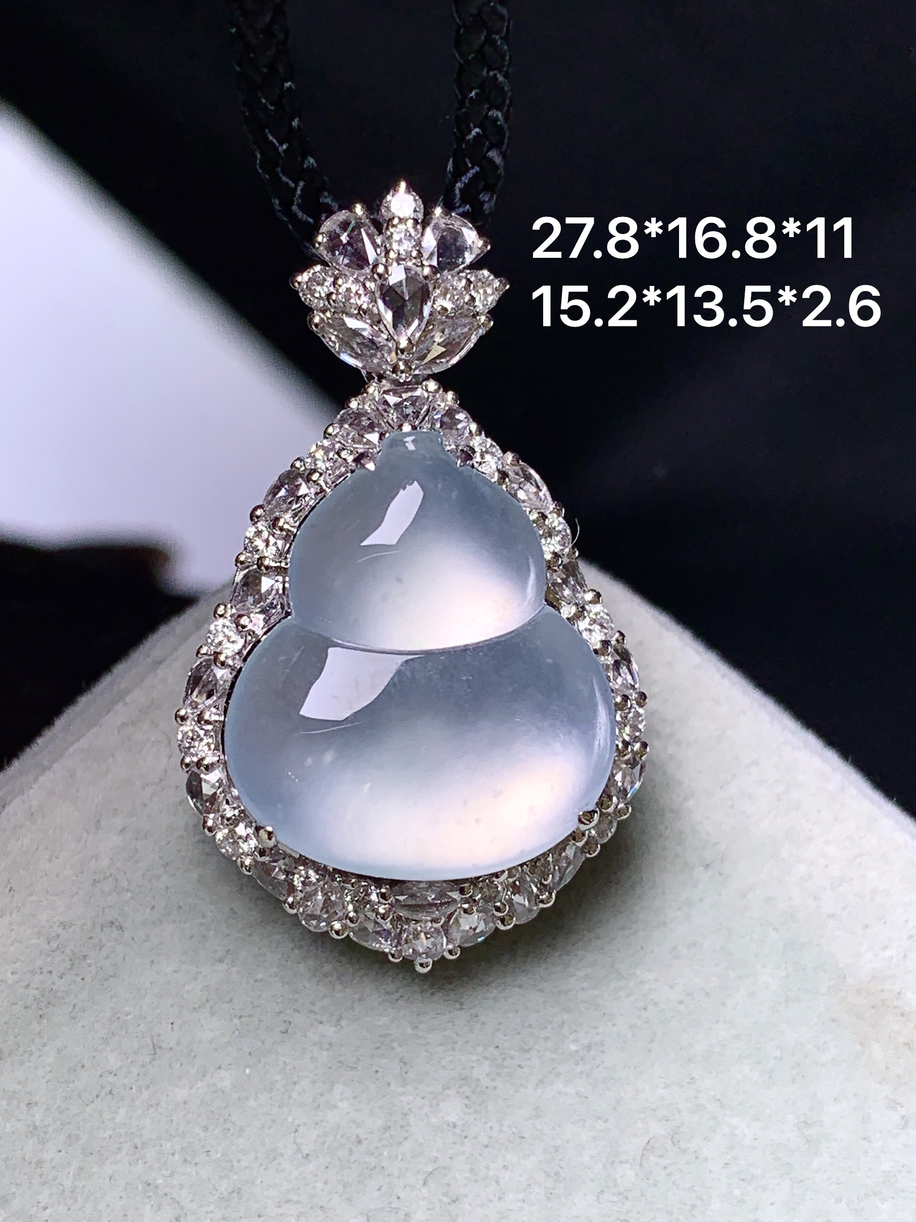 18k金钻镶嵌冰种葫芦吊坠 玉质细腻 色泽艳丽清新 整体尺寸27.8*16.8*11  b12