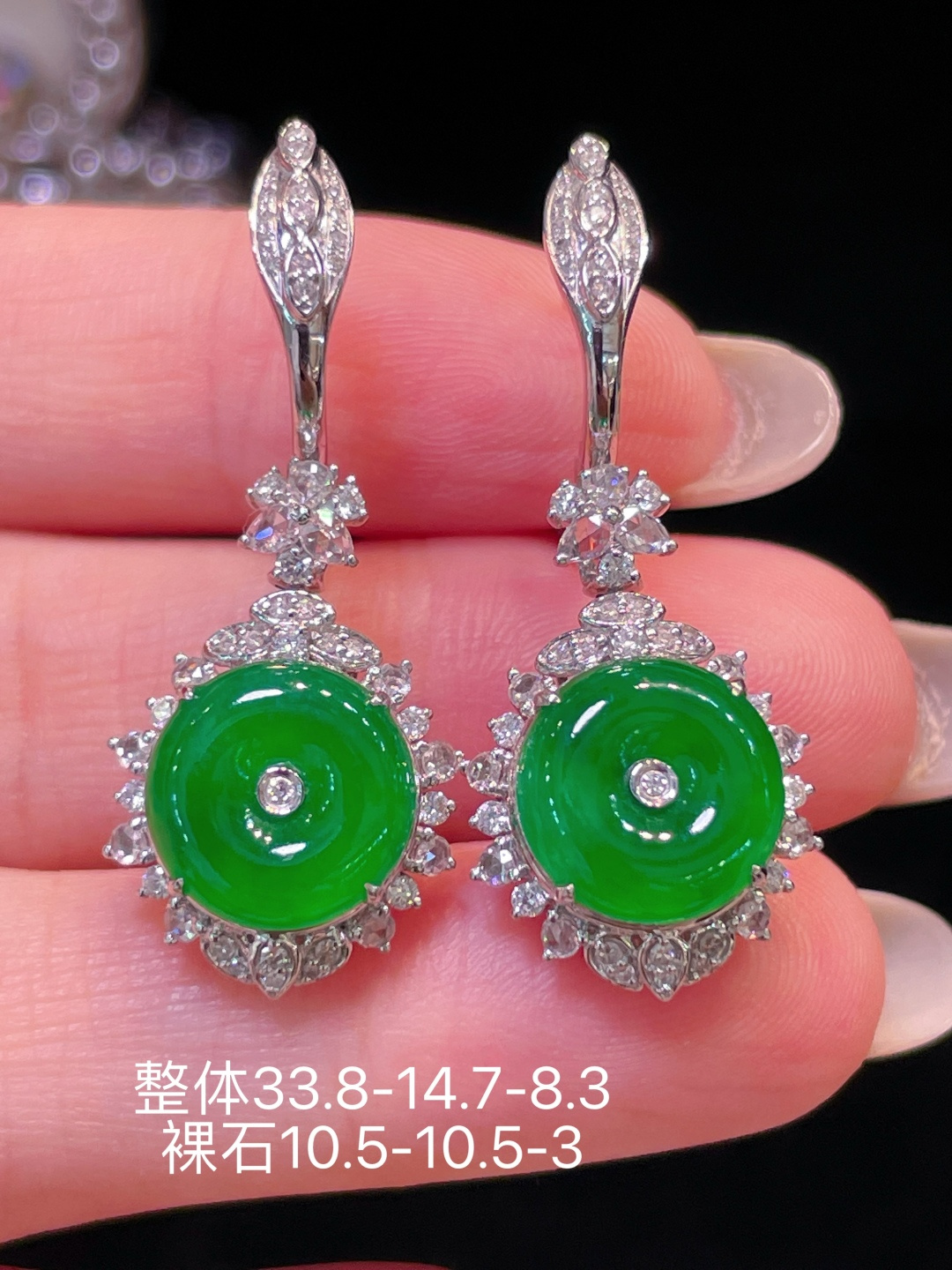 翡翠A货 平安扣耳环 阳绿满色，料子冰润细腻，种老起光，18k金镶真钻，上身佩戴效果很好 尺寸如图