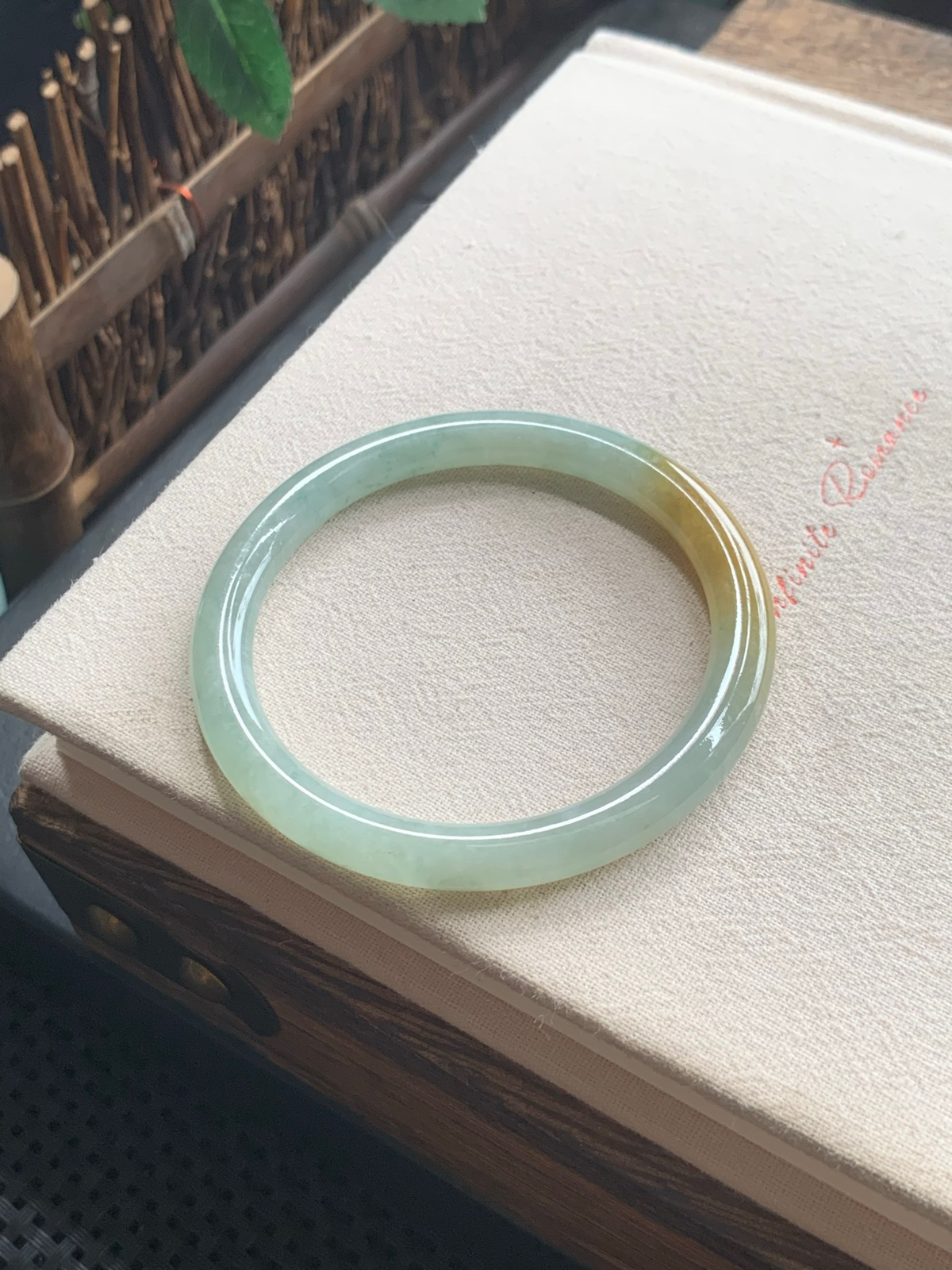 52圈口扁圆条飘黄翡翠手镯