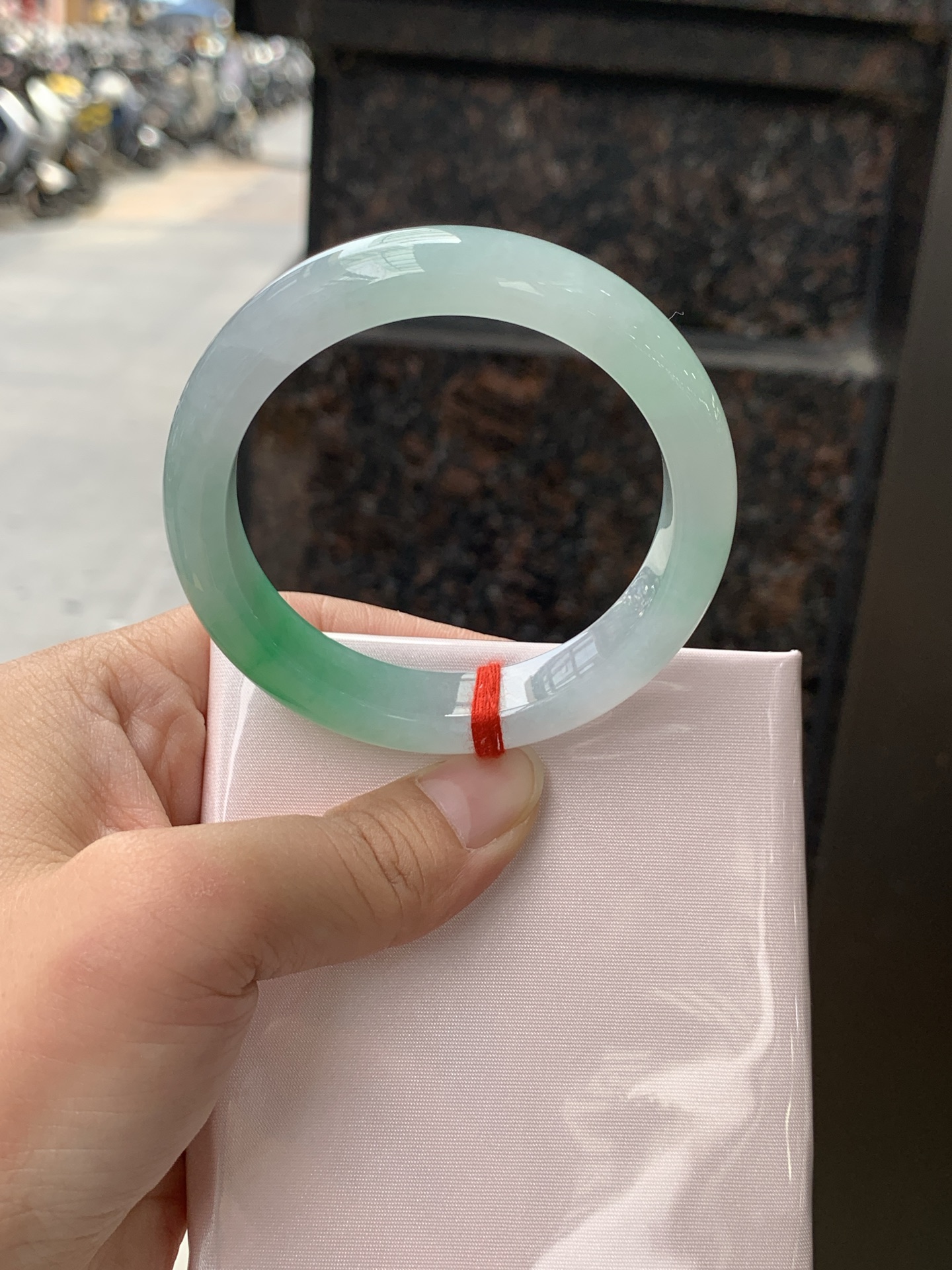 飘阳绿正圈 52-11.9-7.9 0614-N997 打灯裂，微扣，需要包容，底妆水润，几抹鲜艳夺目的阳绿花点缀，生机盎然