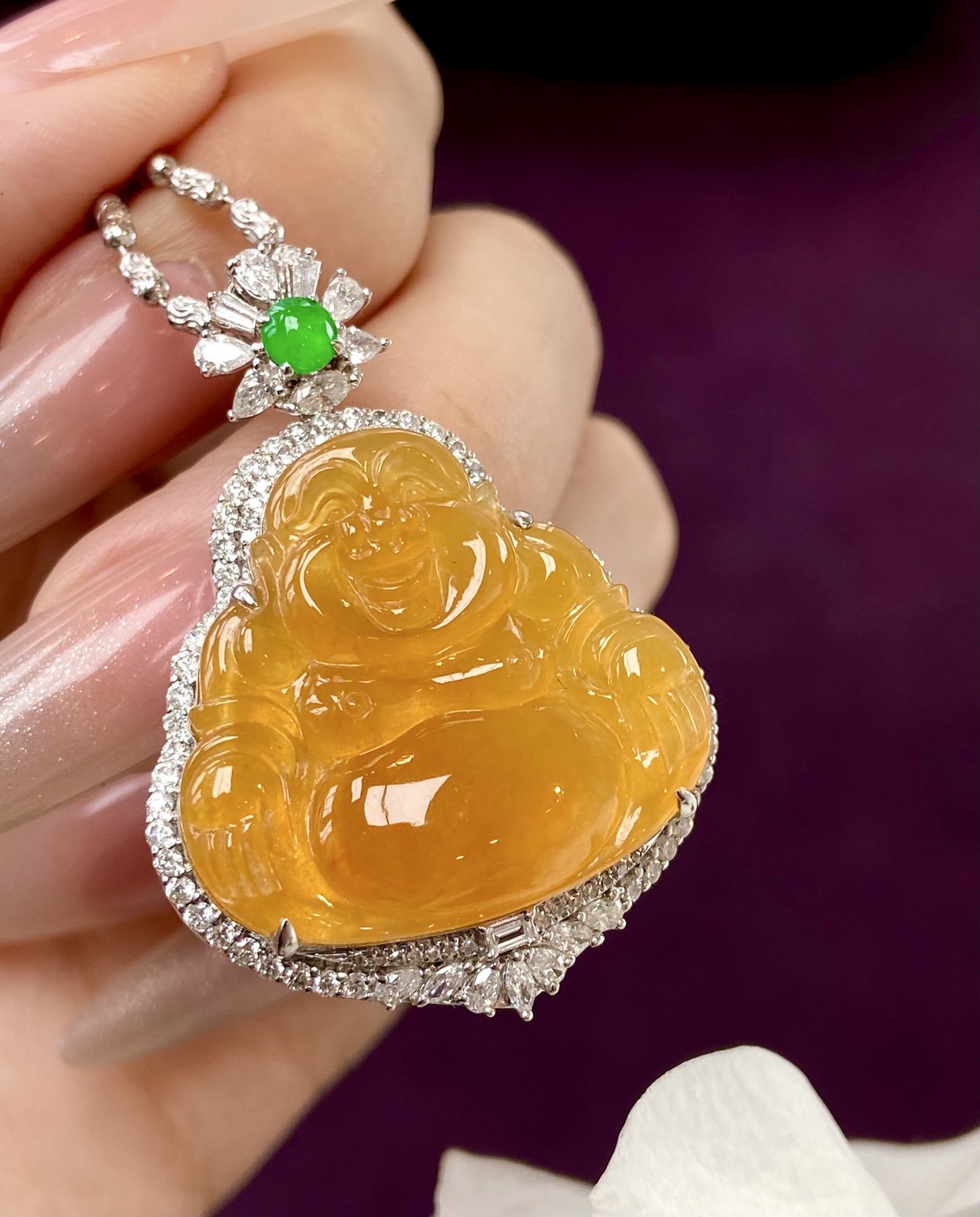 冰种黄翡佛公吊坠，帮你们试过了 黄翡真的很招财，福肚圆润藏金，富贵又吉祥，上身衬肤显贵：39.7-28.4-12.4，裸石：25.7-23.7-4.6mm，无裂