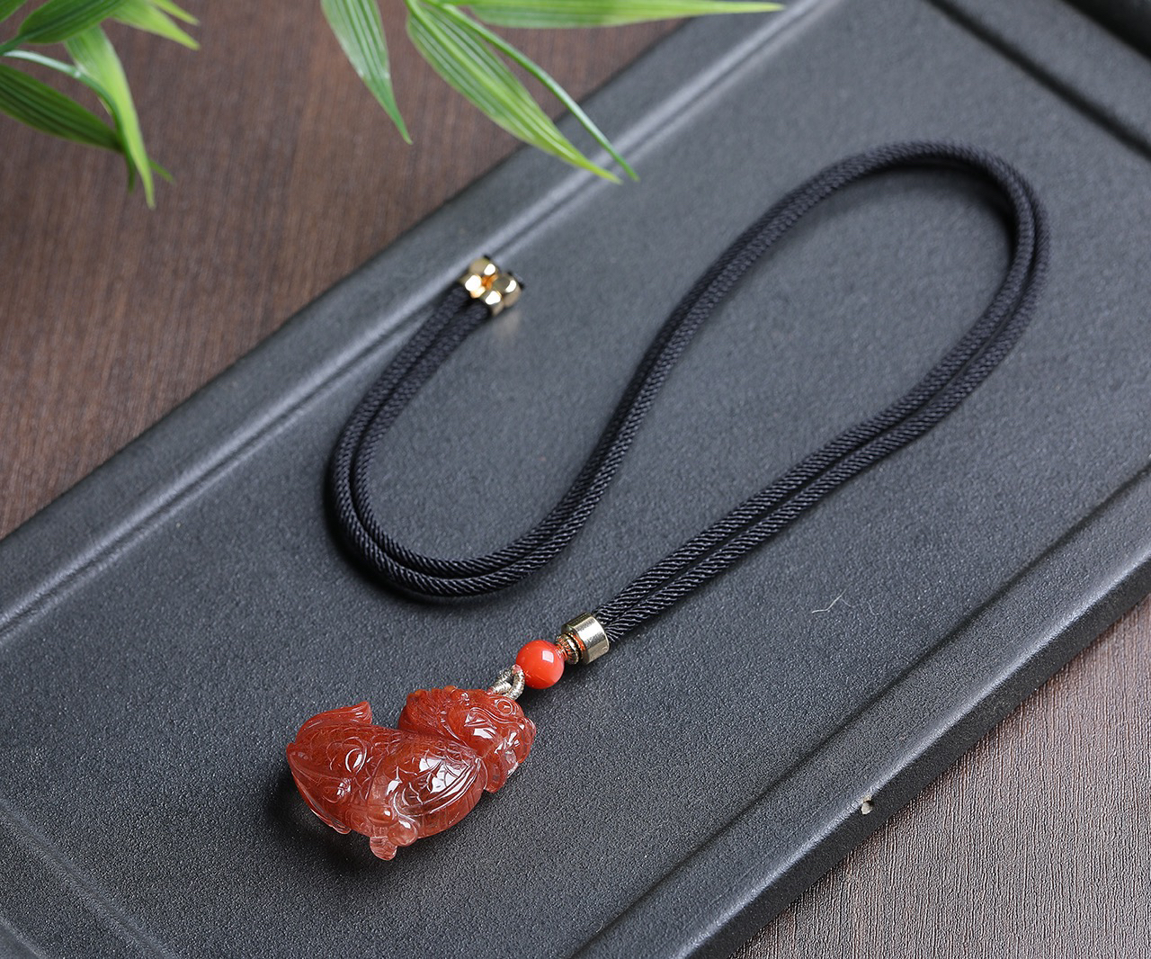 麒麟之处，必有祥瑞天然红兔毛发，红发晶，红水晶麒麟吊坠！立体雕刻，颜色超红润！晶体干净，透润！麒麟雕刻细致！尺寸约：33.5，28.7，13mm  ，总：20克。