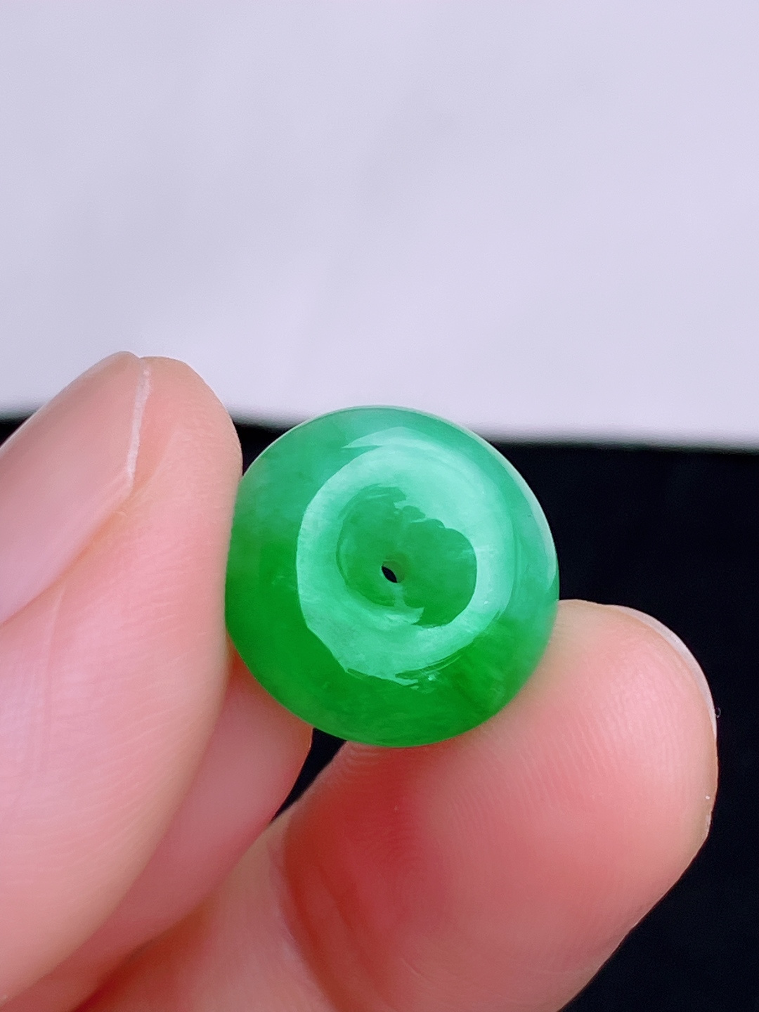 翠绿小平安扣，色美清爽，尺寸14.5/5.5/自然光实拍