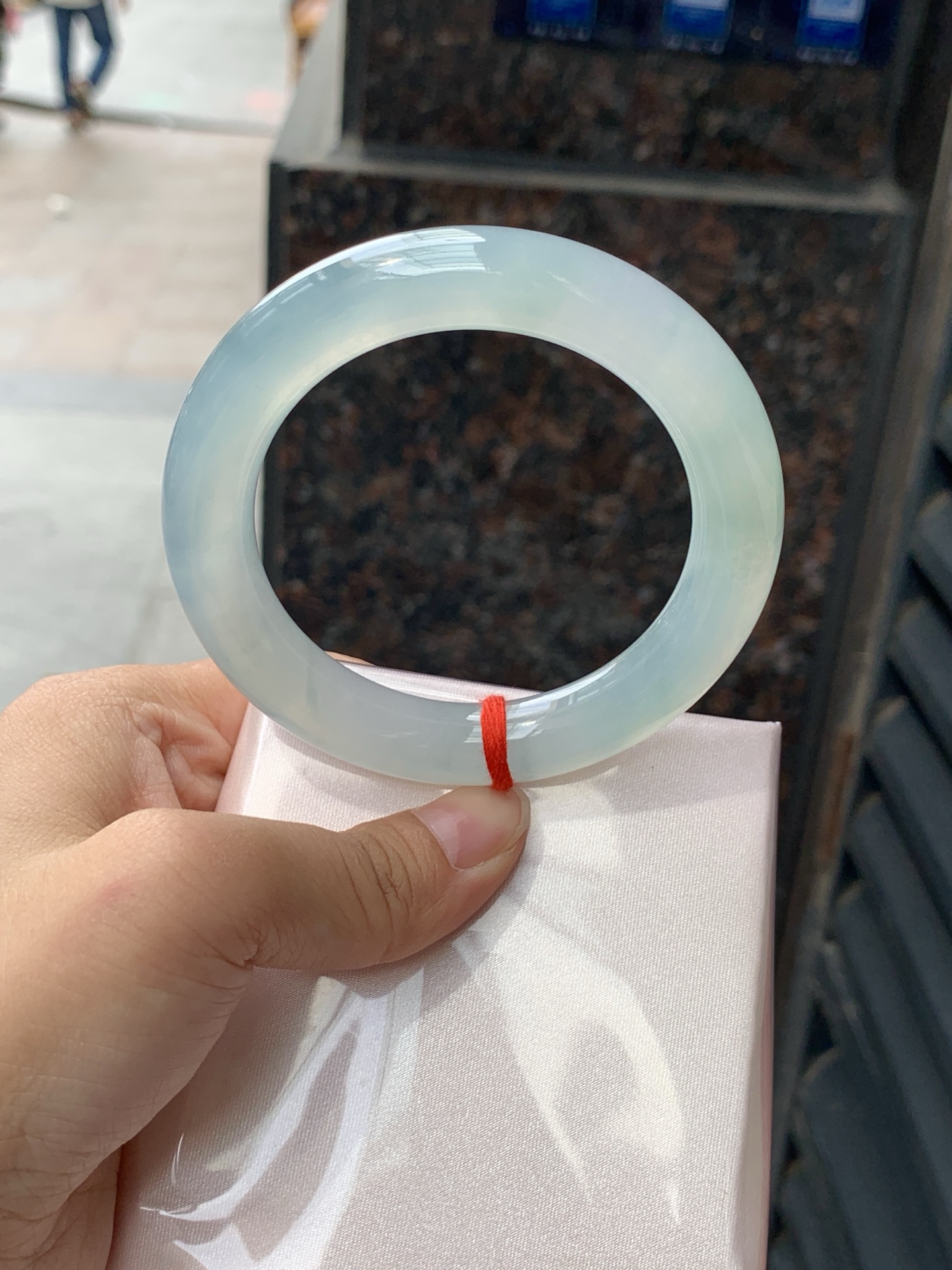 冰晴圆条 56.8-11.5-11.5 0614-N995-5 打灯细纹，底妆胶润，清爽耐看的均匀晴底，夏季美好的冰凉感，时而晴而晴蓝，随光线变化如梦如幻。