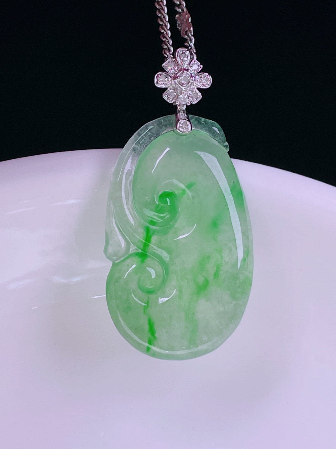 冰绿如意，老种起光，细底通透，尺寸：29.8/15/3.7mm0614