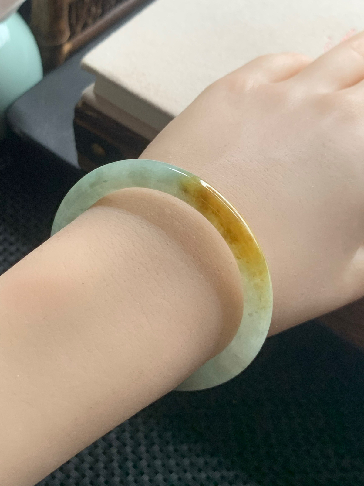 52圈口扁圆条飘黄翡翠手镯