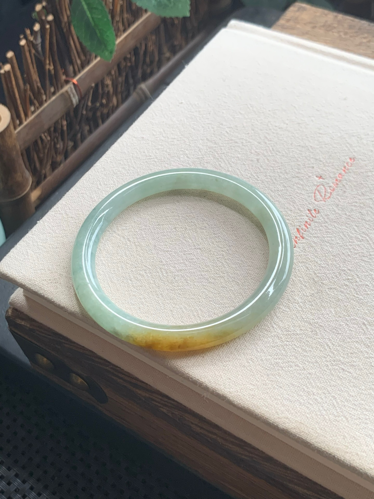 52圈口扁圆条飘黄翡翠手镯