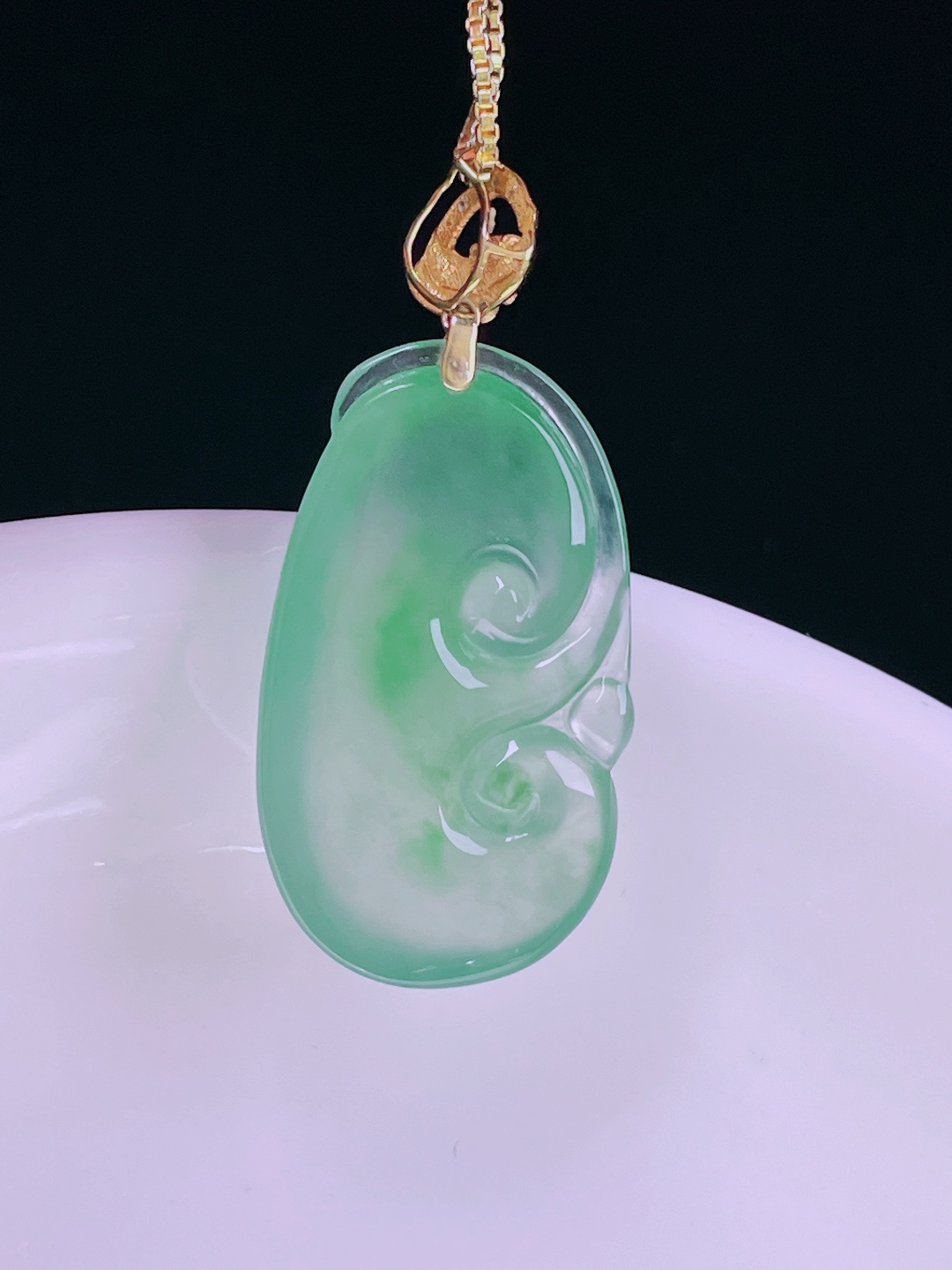 ️冰绿如意，老种起光，细底通透，尺寸：33.4/15/5.8mm0614