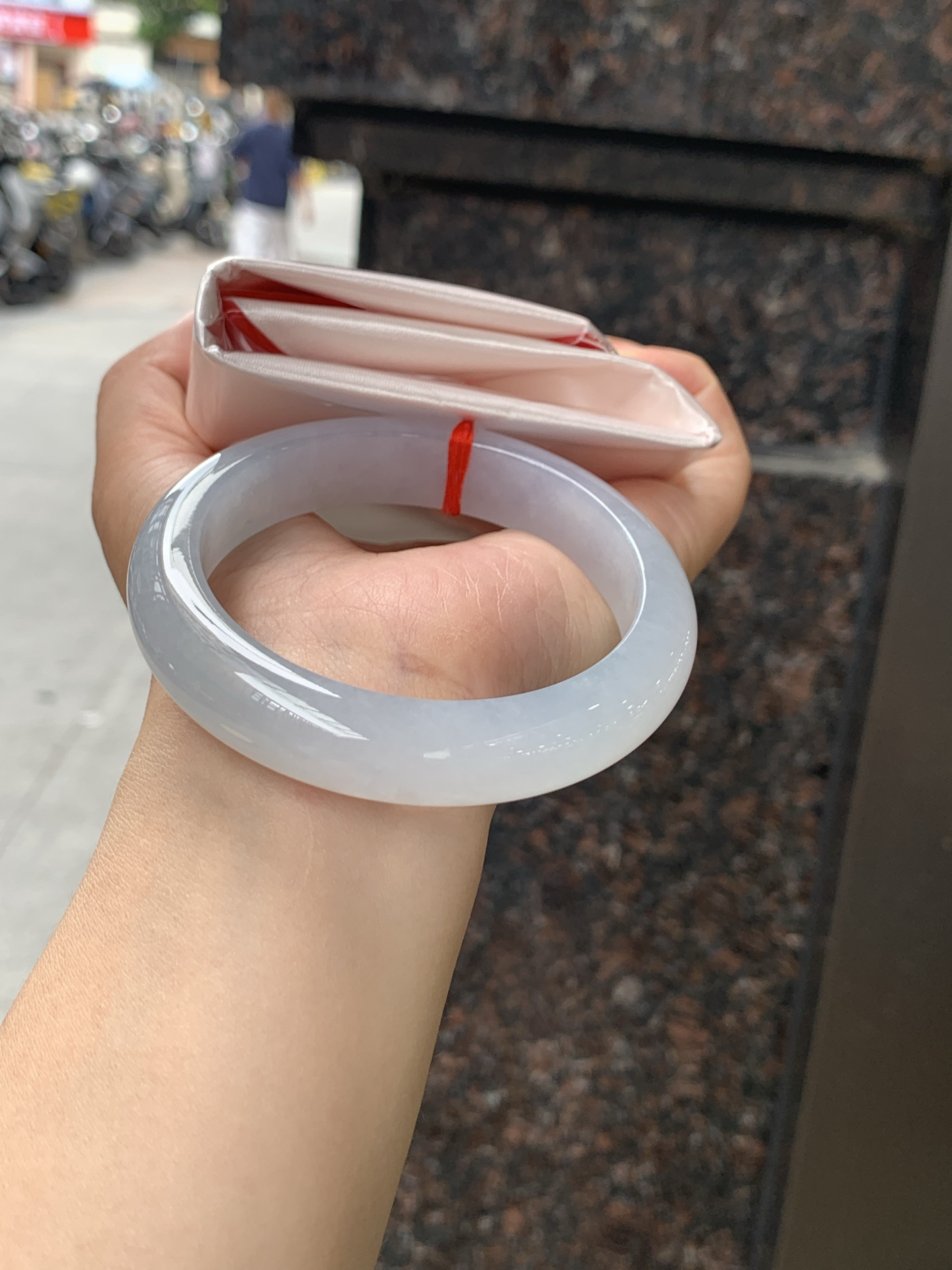 冰蓝正圈 0613-4A134 无裂，底妆冰润细腻，千变万化的冰晴蓝底色，拥有海的颜色，却散发着星空的光芒，这是一只来自冰川蓝的清冷气质仙女镯。