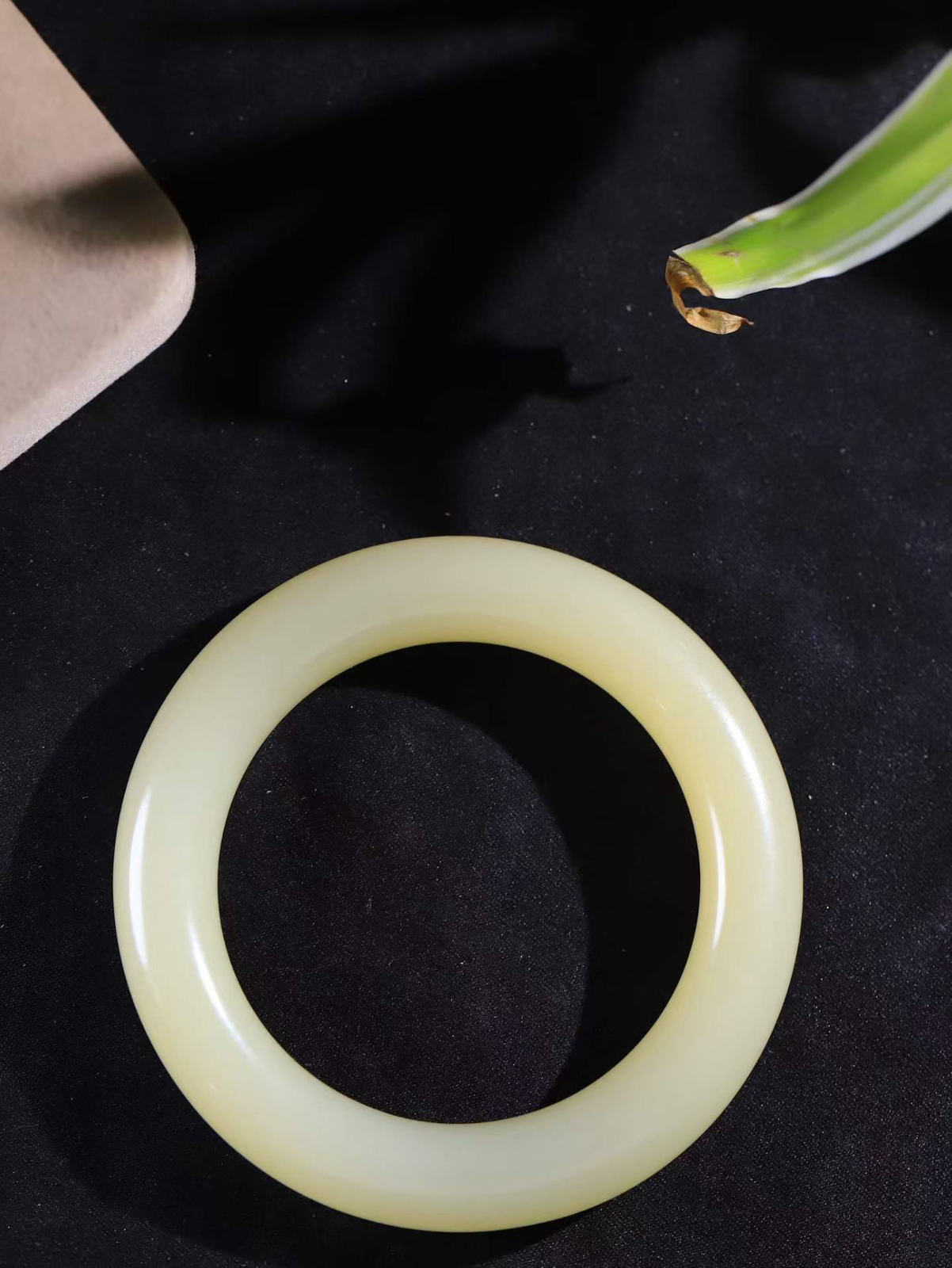 （一见倾心.手镯）

精品和田玉糖玉手镯，玉质温润细腻 油性十足 手感舒适，高华雅逸，线条流畅，简约大气，美自天成，素雅高贵。佩戴于腕间，婉约之美，举手投足间透出那低调奢华。重73.55克  内径55mm尺寸12-11.8mm16601330T