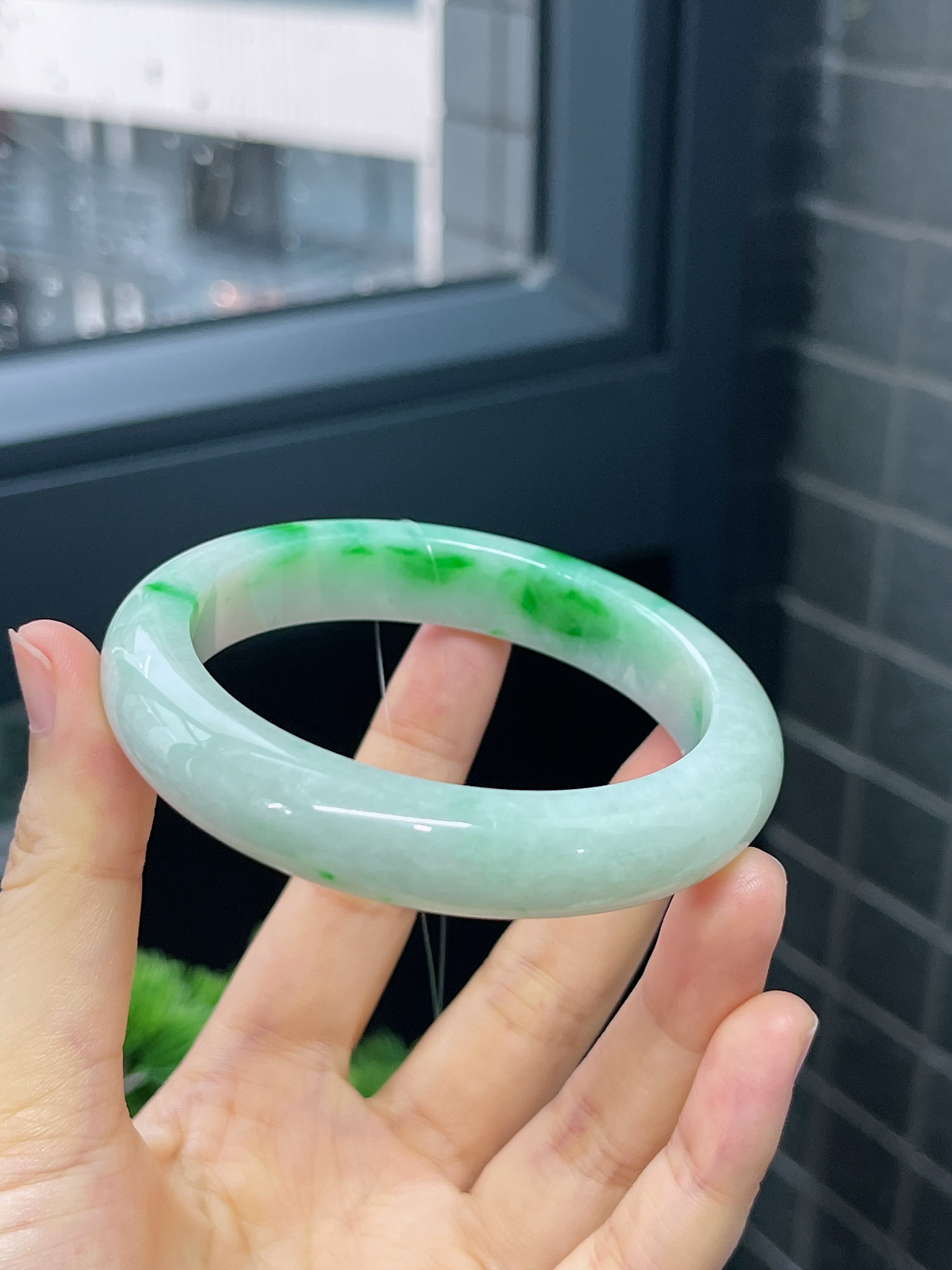正圈57.7圈口，翡翠糯化种飘绿手镯