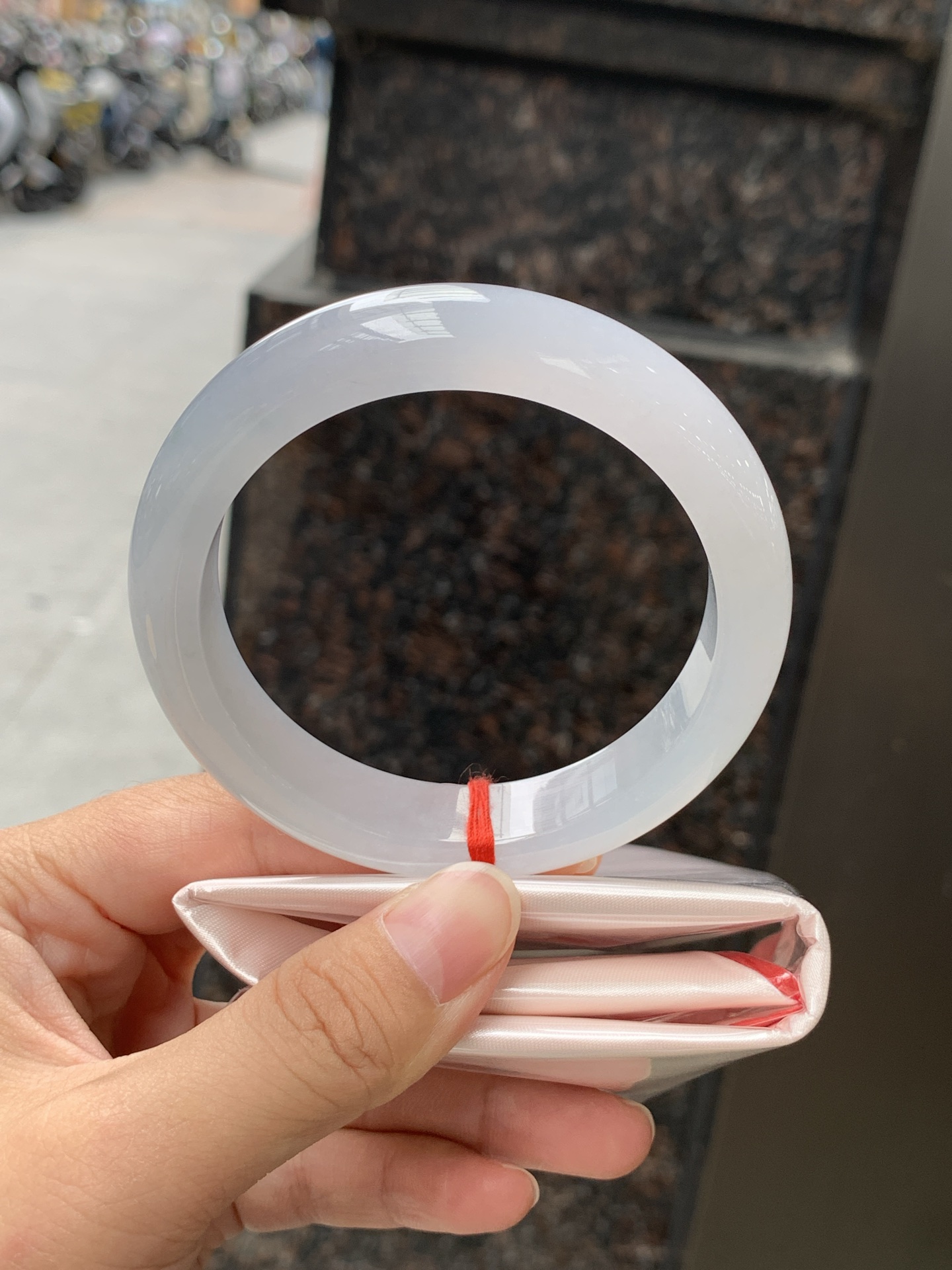 冰蓝正圈 0613-4A134 无裂，底妆冰润细腻，千变万化的冰晴蓝底色，拥有海的颜色，却散发着星空的光芒，这是一只来自冰川蓝的清冷气质仙女镯。