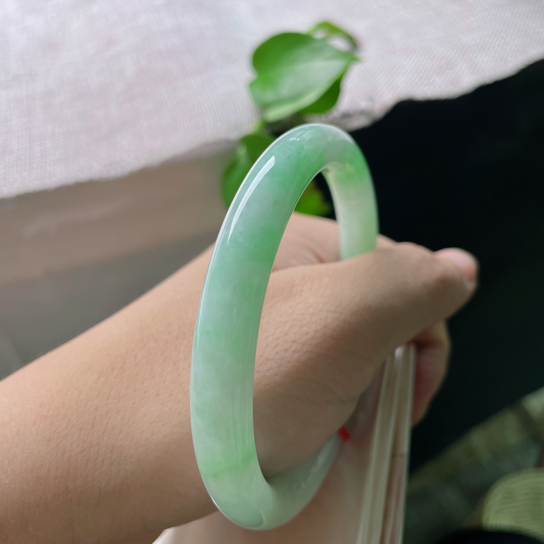 60.6/9.6，飘绿美人条，水润细腻，大口径，佩戴显气质，优雅，皮纹，ss53589a
