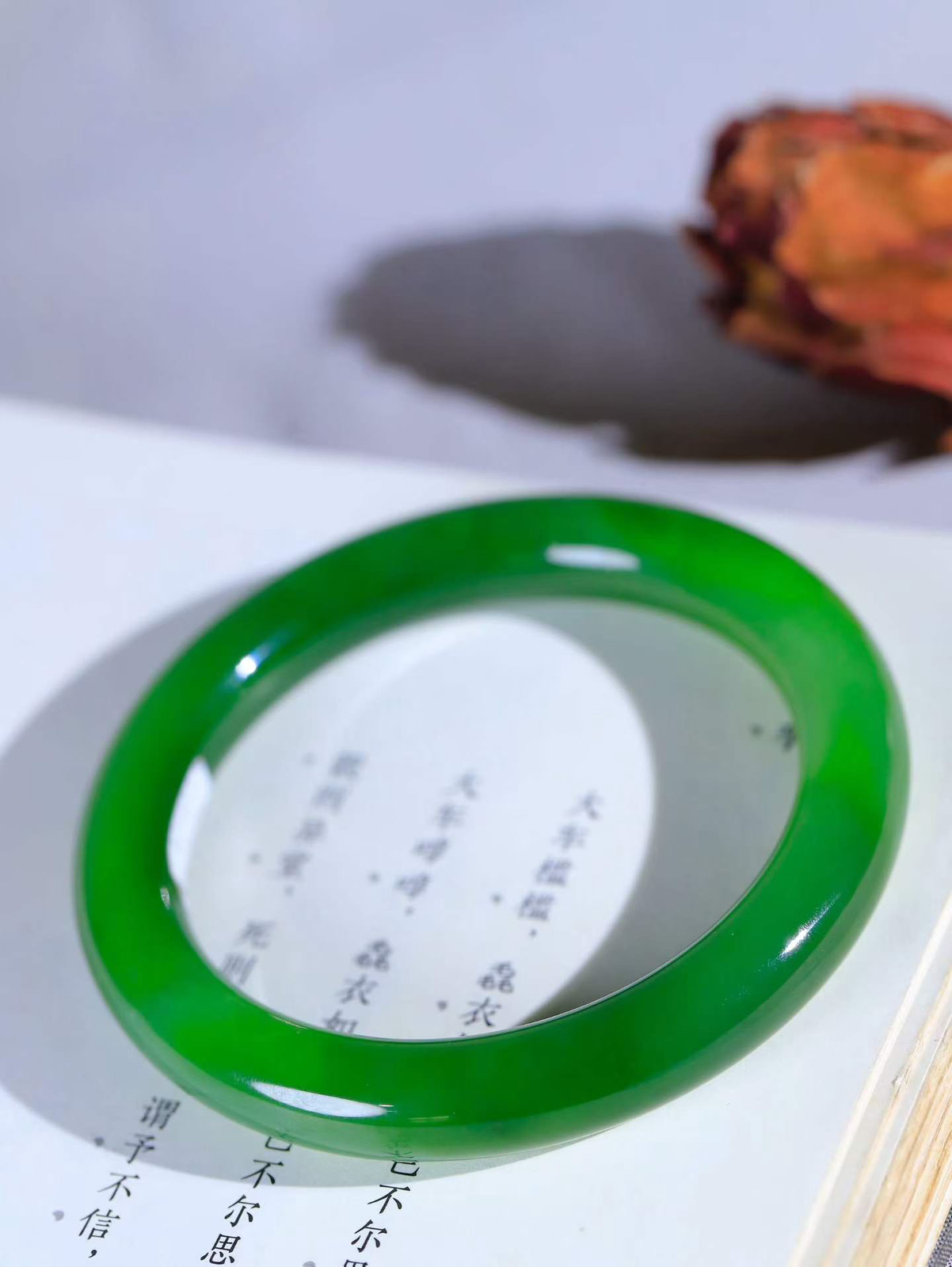 【温润如心.镯】

精品和田玉碧玉圆条手镯，精选上等碧玉料，色泽清透，质地细腻。佩戴它，感受千年玉文化的温润与优雅，愿它为您带来平安与幸福。重51.99克  内径56mm尺寸10.6-10.3mm  10601411A