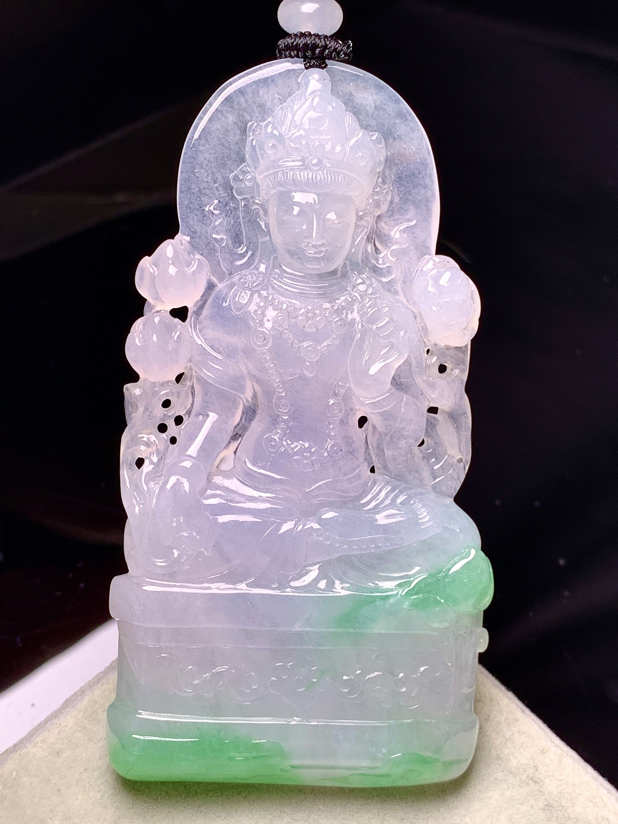 飘绿度母观音菩萨吊坠 玉质细腻 色泽艳丽清新 整体尺寸71*37.5*6.8 w1