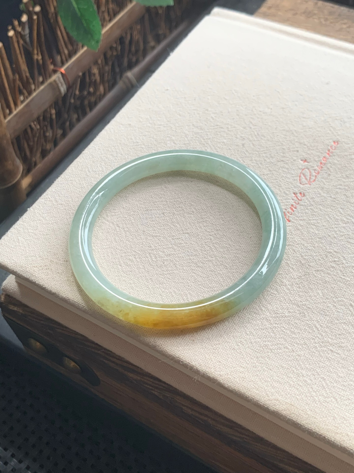 52圈口扁圆条飘黄翡翠手镯