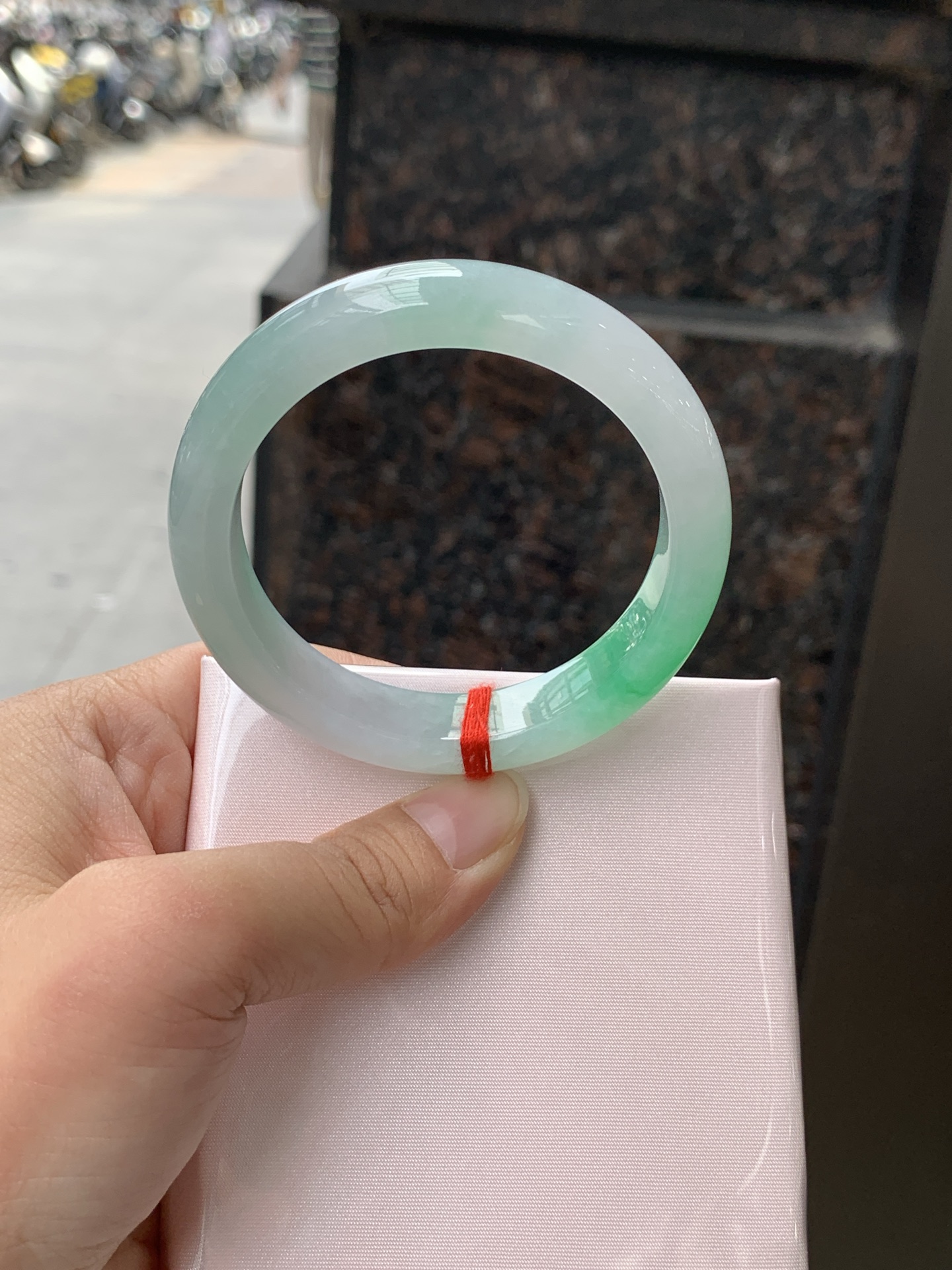 飘阳绿正圈 52-11.9-7.9 0614-N997 打灯裂，微扣，需要包容，底妆水润，几抹鲜艳夺目的阳绿花点缀，生机盎然