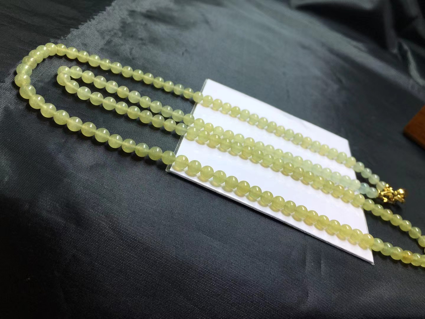 黄翡珠链，卡4.8～4.6mm，143颗，种好，玉质细腻，均匀，冰透水润，颗颗精选