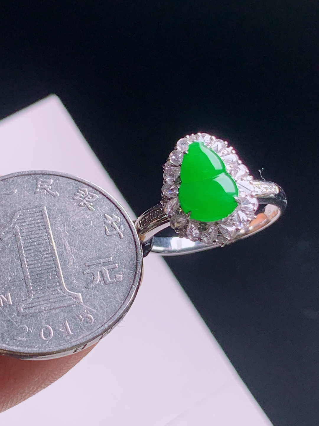 正阳绿葫芦戒指，色浓阳绿围钻镶嵌，经典款型贵气温婉，900613