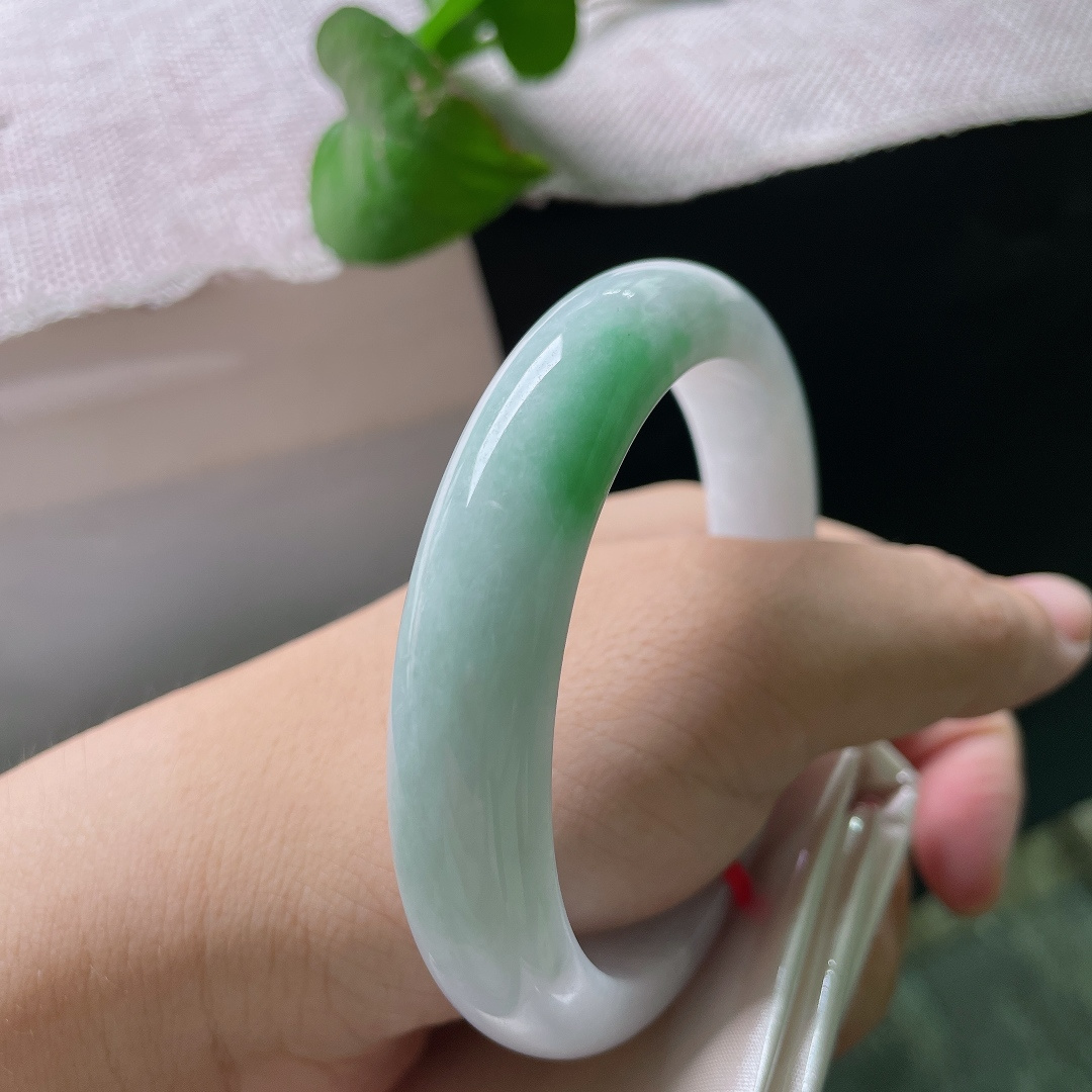 58.6/12.6/8.9飘绿正圈，水润细腻，优雅大方，甜美，有纹，ss53855a