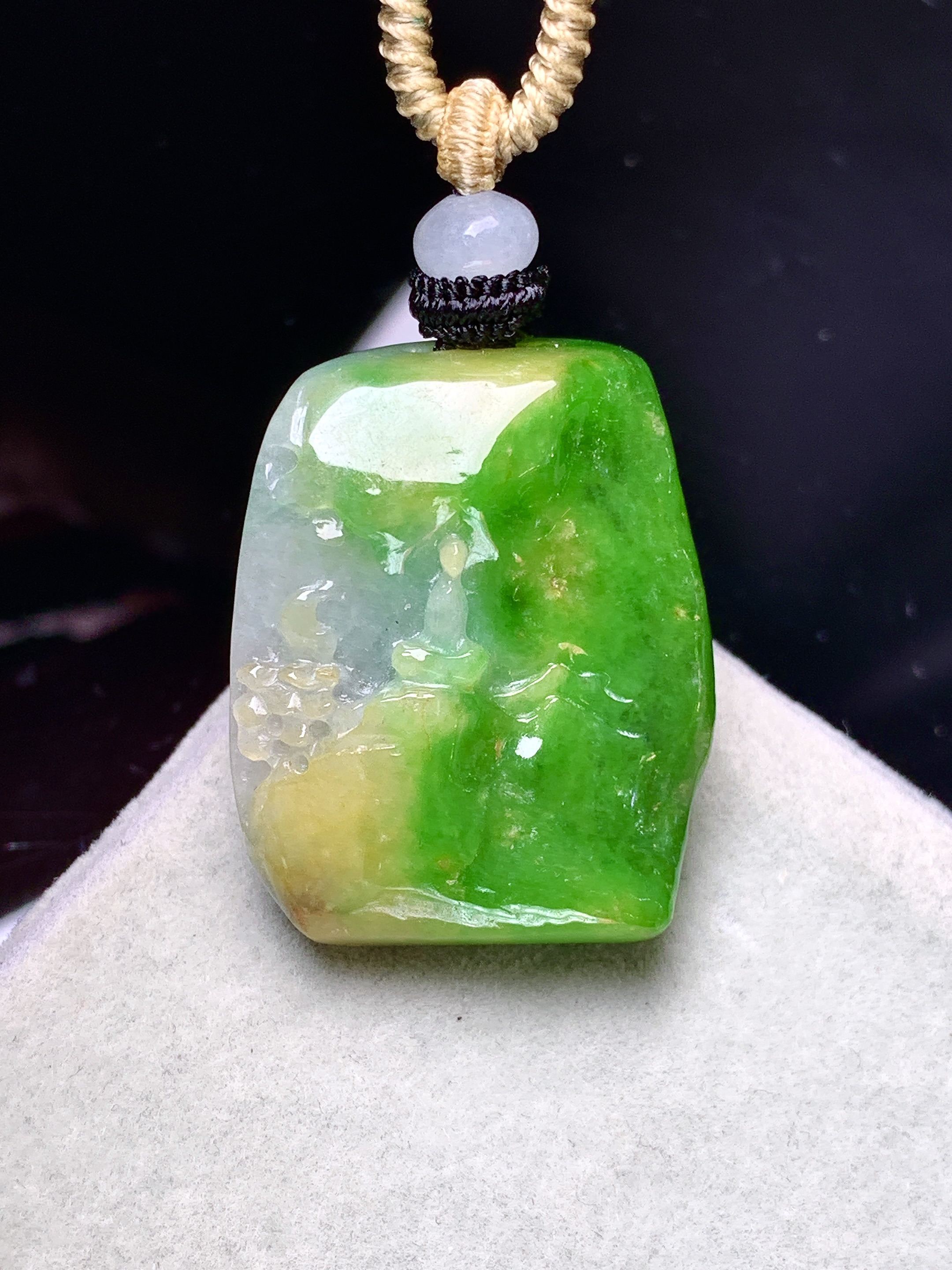 黄绿翡山水吊坠 玉质细腻 色泽艳丽清新 整体尺寸30*23.2*9.5 w1