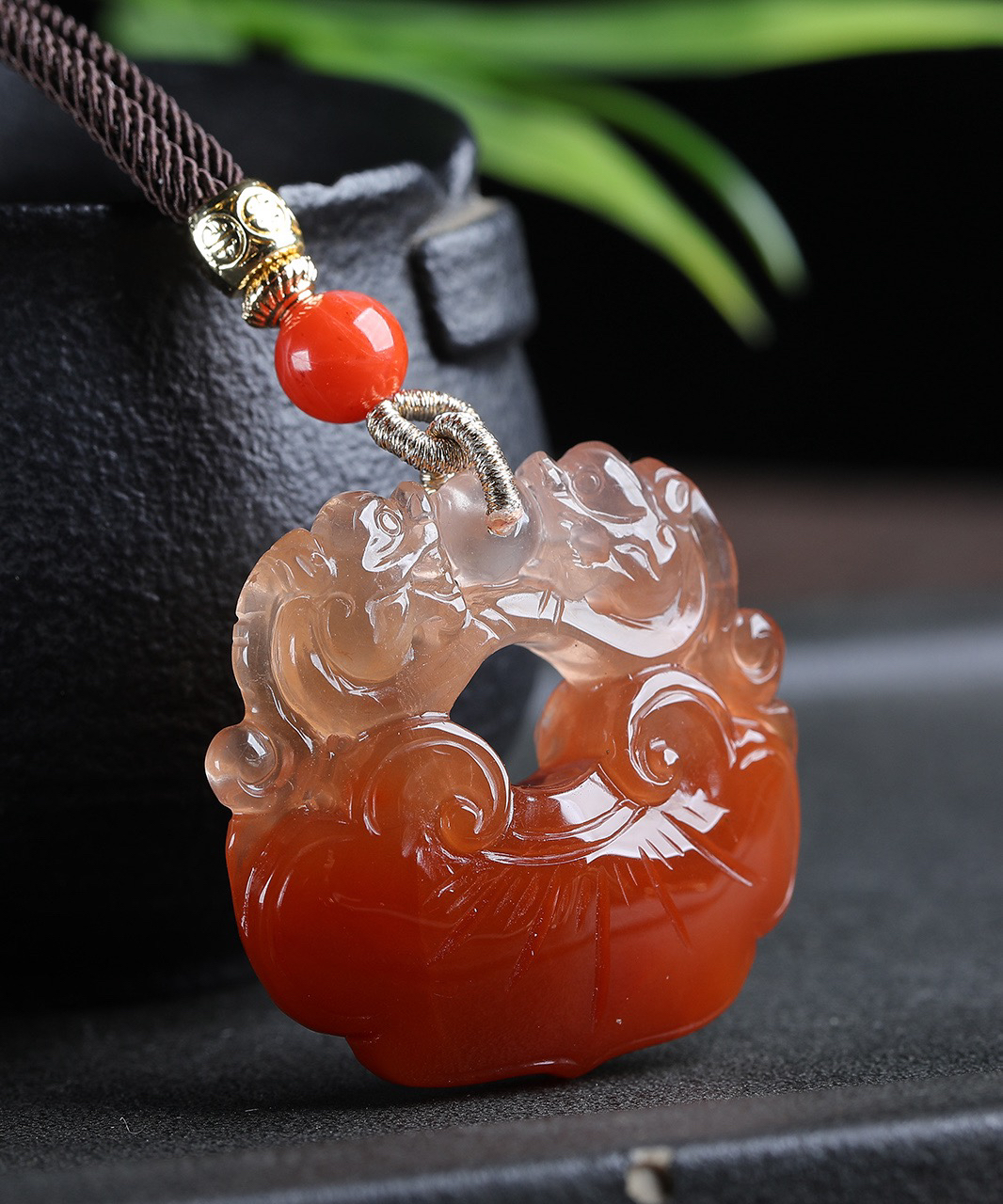 天然红兔毛双貔貅，貔貅如意锁吊坠手工精细、红兔毛发晶，红水晶、颜色红润、上面雕刻貔貅，大气、透体、佩戴双龙如意吉祥好运、实物颜色更美水头足，老矿料。规格：34.6，36，11.3mm。重量：20克。