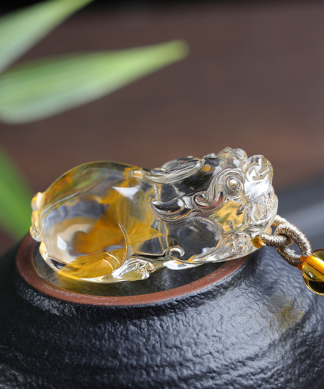 天然巴西黄胶花水晶貔貅吊坠•毛衣链两用款 晶体通透，佩带者顺顺利利保平安，实物非常漂亮 规格:37，21.4，16.5mm，重量：22.2克。