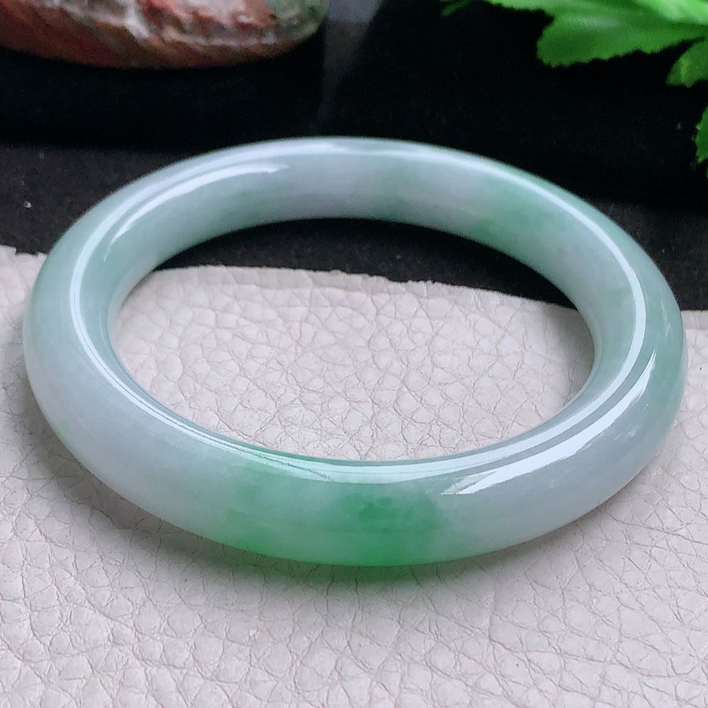 js实拍56.6*10.4美人镯 缅甸翡翠a货玉手镯胶感飘绿圆条珠宝玉手环