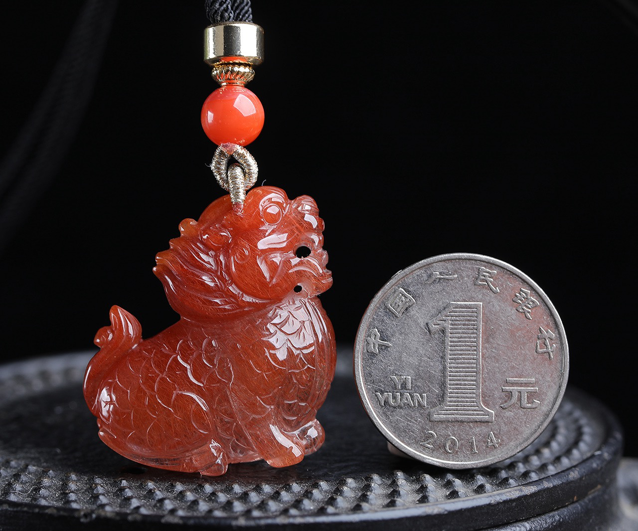 麒麟之处，必有祥瑞天然红兔毛发，红发晶，红水晶麒麟吊坠！立体雕刻，颜色超红润！晶体干净，透润！麒麟雕刻细致！尺寸约：33.5，28.7，13mm  ，总：20克。