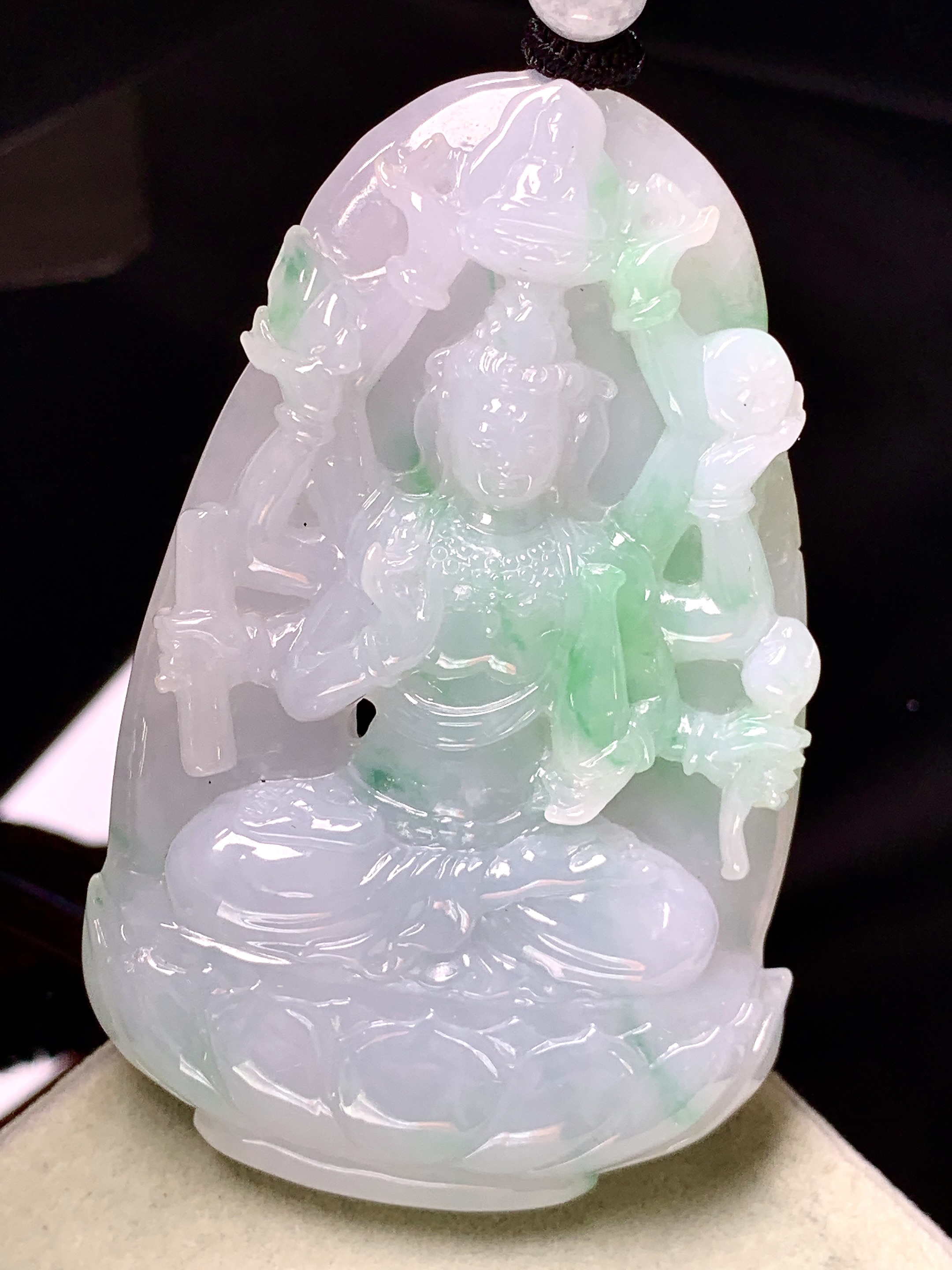 飘绿千手观音菩萨吊坠 玉质细腻 色泽艳丽清新 整体尺寸67.2*43.5*10 w1