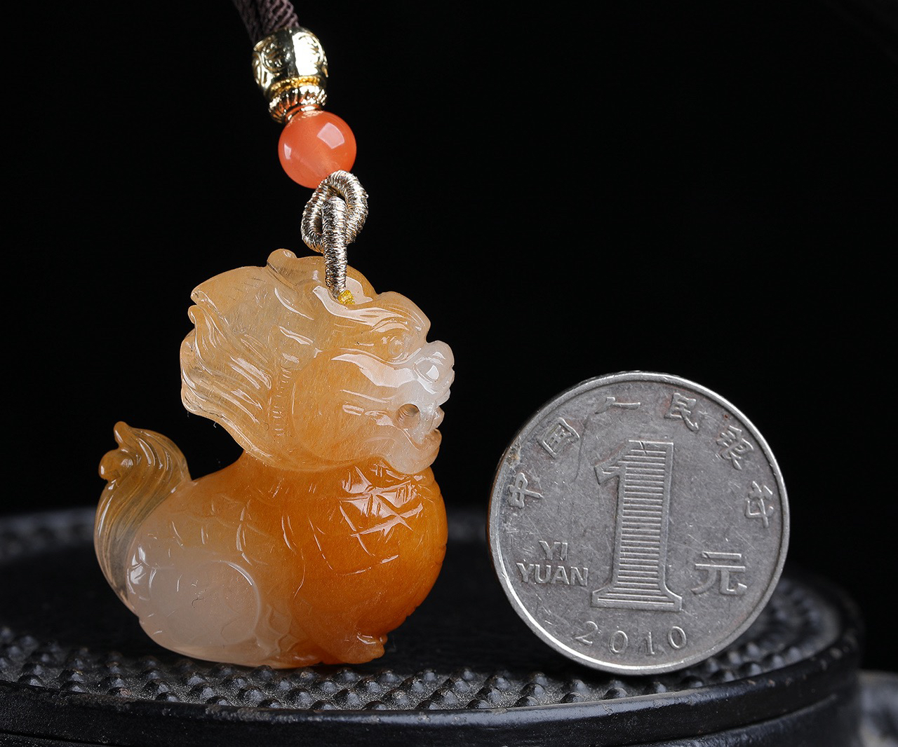 麒麟之处，立体雕刻，必有祥瑞天然【黄兔毛白兔毛双色】，麒麟吊坠！立体雕刻，颜色超润泽！晶体干净，透润！麒麟雕刻细致！尺寸约：34.5，28.8，14mm  ，总：20.9克。