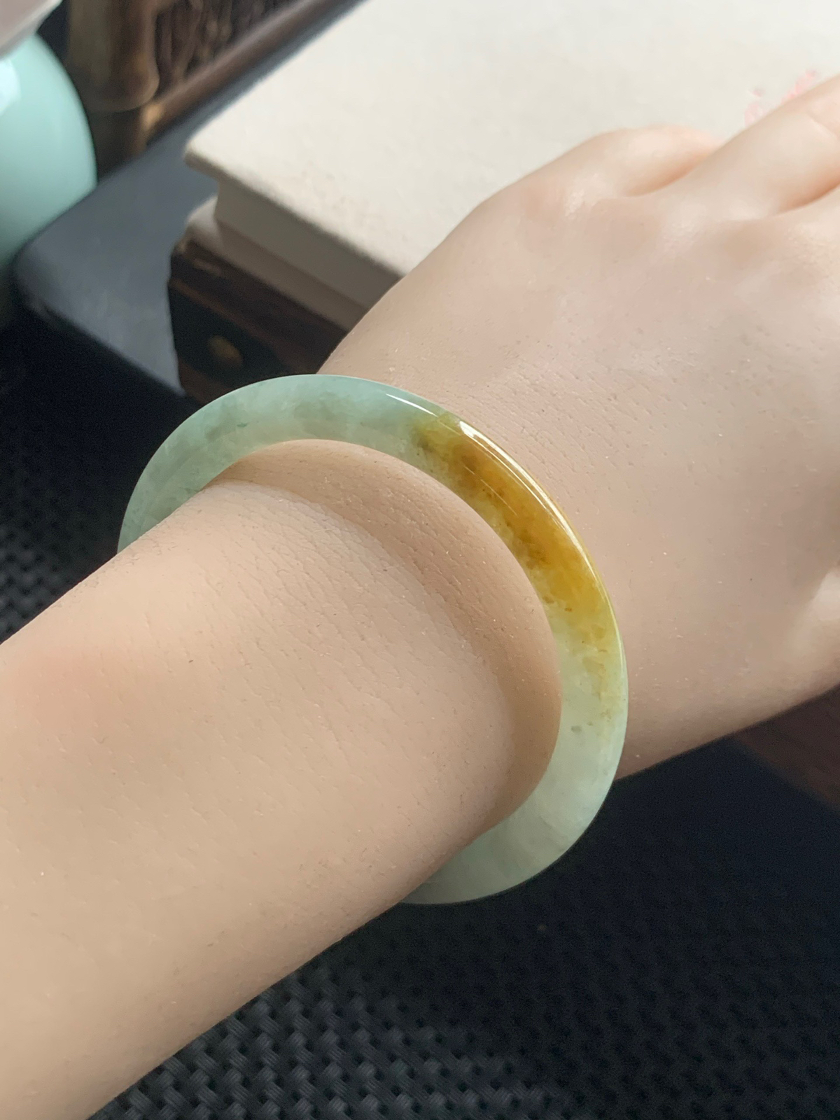 52圈口扁圆条飘黄翡翠手镯