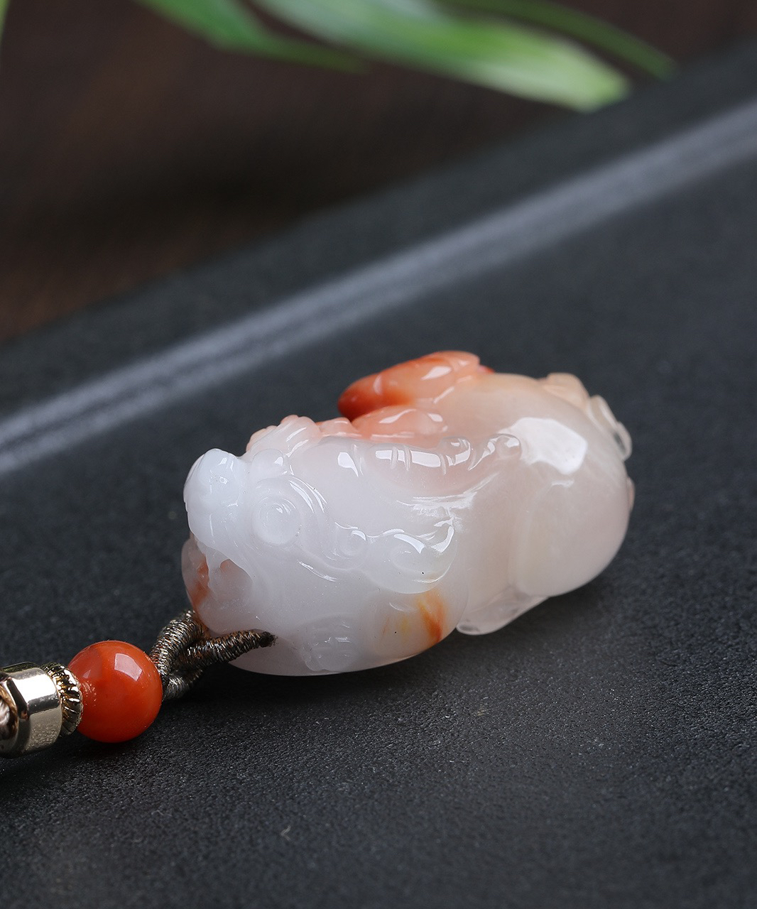 天然【红兔毛白兔毛双色】貔貅招财兽吊坠手工精细、兔毛、颜色润泽，雕刻貔貅，大气、透体、佩戴如意吉祥好运水头足，老矿料。规格：35.7，21.5，16.6mm。重量：20.9克。