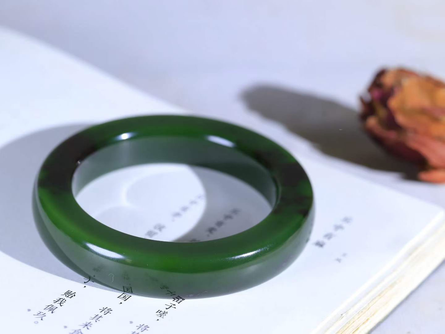 【碧波流转·手镯】

收藏级臻品️和田玉碧玉手镯，玉质细腻温润，手感舒适，️线条流畅，简约大气，美自天成，佩戴于腕间，婉约之美，举手投足间透出那份低调奢华，醉人心扉。
重94.85克 内径圈口57mm  尺寸12.8-11.7mm  FDT-11601333