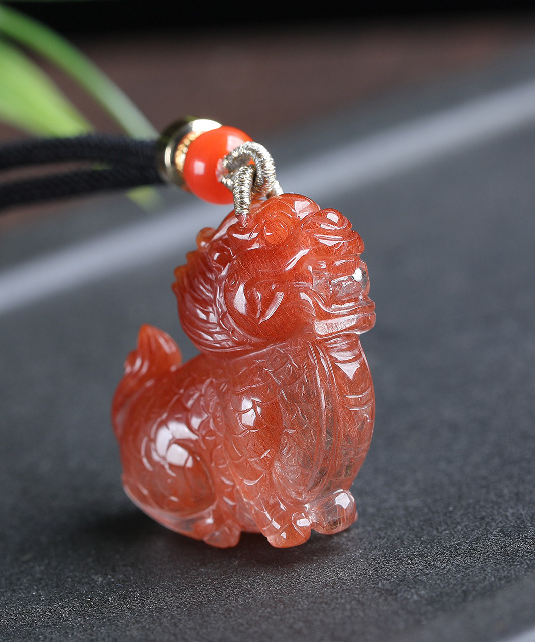 麒麟之处，必有祥瑞天然红兔毛发，红发晶，红水晶麒麟吊坠！立体雕刻，颜色超红润！晶体干净，透润！麒麟雕刻细致！尺寸约：33.5，28.7，13mm  ，总：20克。