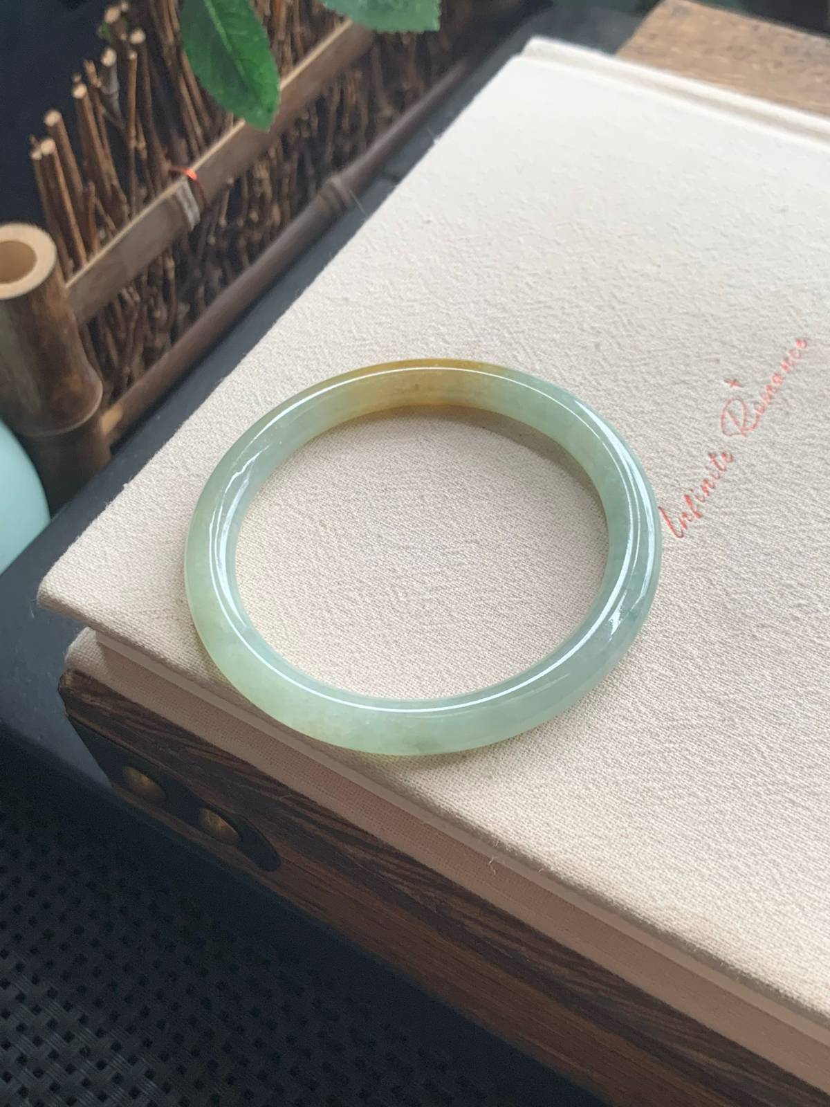 52圈口扁圆条飘黄翡翠手镯