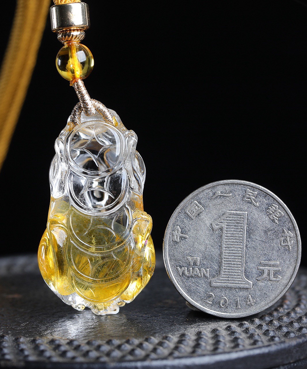 天然巴西黄胶花水晶貔貅吊坠•毛衣链两用款 晶体通透，佩带者顺顺利利保平安，实物非常漂亮 规格:37，21.4，16.5mm，重量：22.2克。