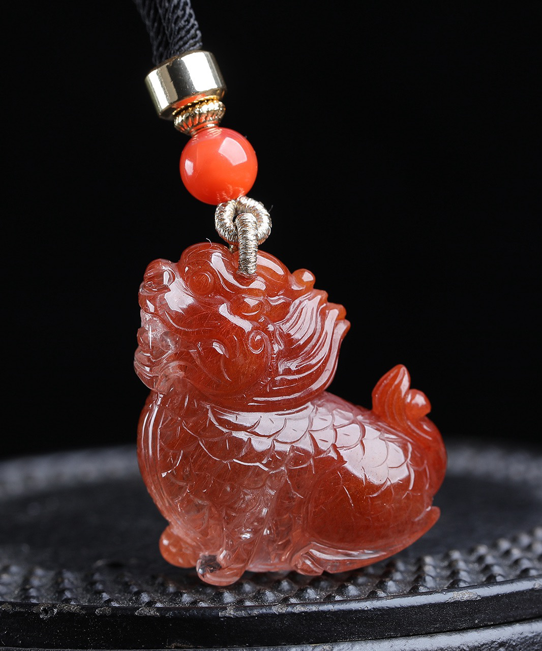 麒麟之处，必有祥瑞天然红兔毛发，红发晶，红水晶麒麟吊坠！立体雕刻，颜色超红润！晶体干净，透润！麒麟雕