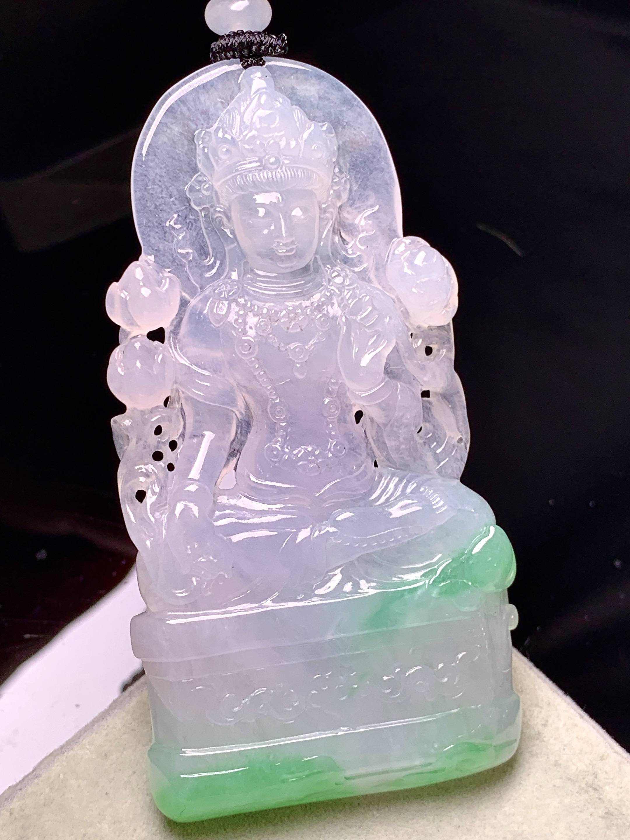 飘绿度母观音菩萨吊坠 玉质细腻 色泽艳丽清新 整体尺寸71*37.5*6.8 w1