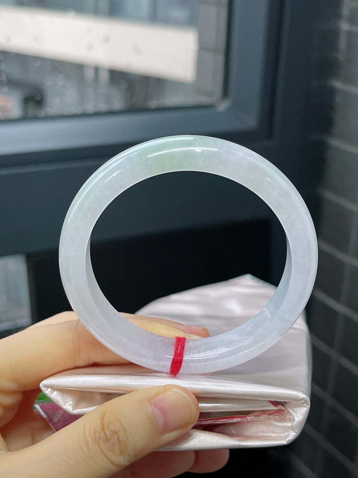 正圈55.5圈口，翡翠糯化种淡绿色手镯
