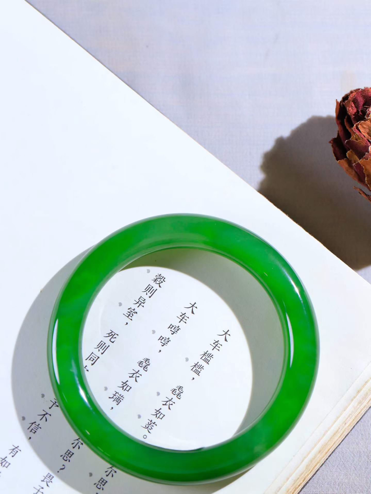 【温润如心.镯】

精品和田玉碧玉圆条手镯，精选上等碧玉料，色泽清透，质地细腻。佩戴它，感受千年玉文化的温润与优雅，愿它为您带来平安与幸福。重51.99克  内径56mm尺寸10.6-10.3mm  10601411A