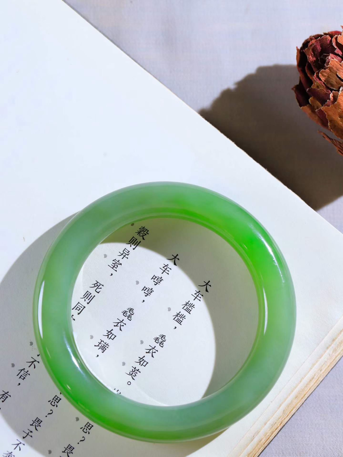 【玉佳人·手镯】

收藏级臻品️和田玉碧玉圆条手镯 ，玉质细腻油润，做工细致精美，端庄素雅，亭亭玉立，芊芊素手。芊芊素手，怎能忘镯？秀美圆条，更显婀娜。内径54.5mm 尺寸11.2-11.2mm重60.73克66601460A