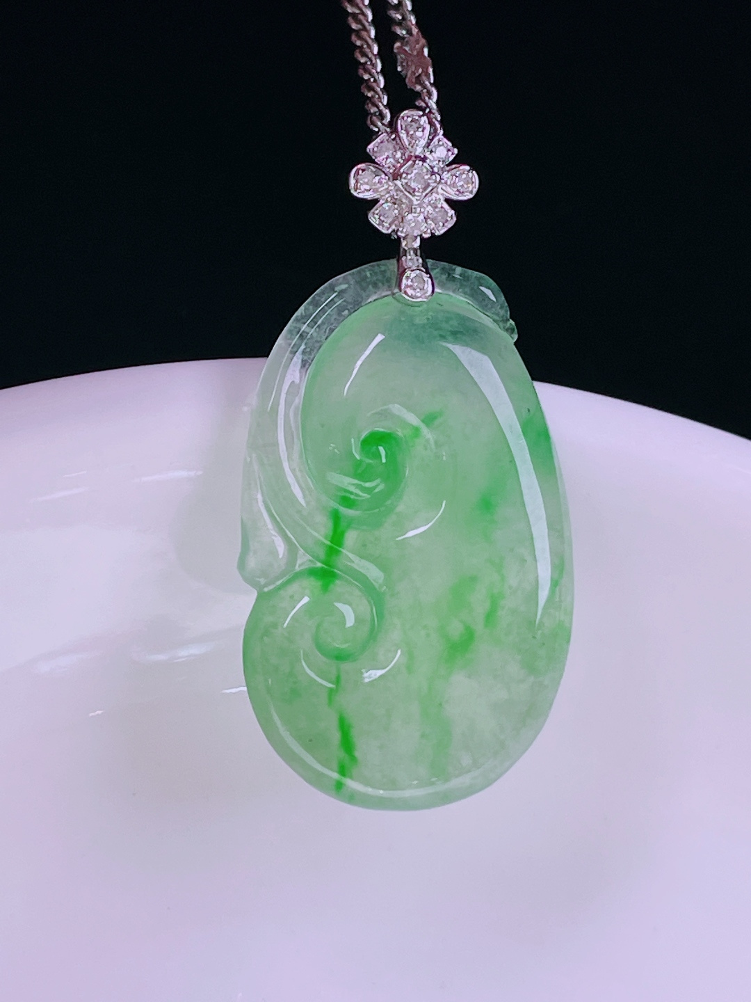 冰绿如意，老种起光，细底通透，尺寸：29.8/15/3.7mm0614