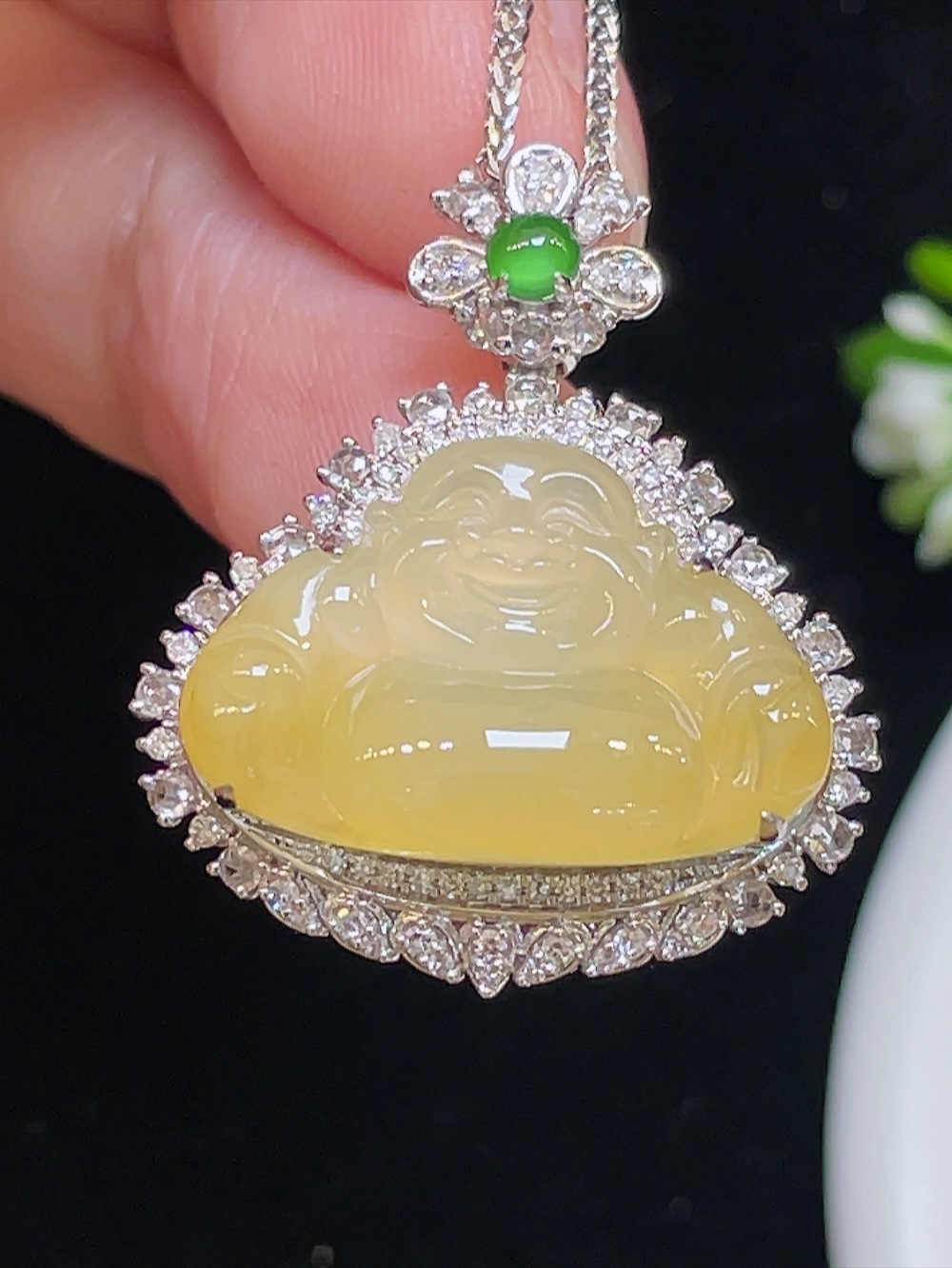 大件饱满，通透水润，玉质细腻，翠色鲜艳，18k金奢华钻石镶嵌，19.7-13.2-3.5