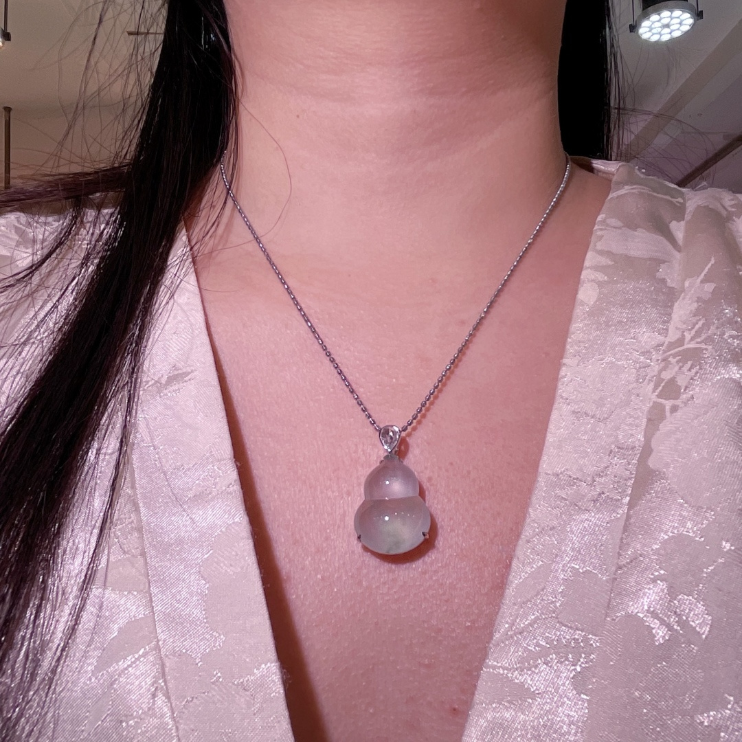 翡翠A货 葫芦吊坠 冰带绿，料子冰润细腻，种老起光，18k金镶真钻，上身佩戴效果很好 尺寸如图，29.5-17-9
