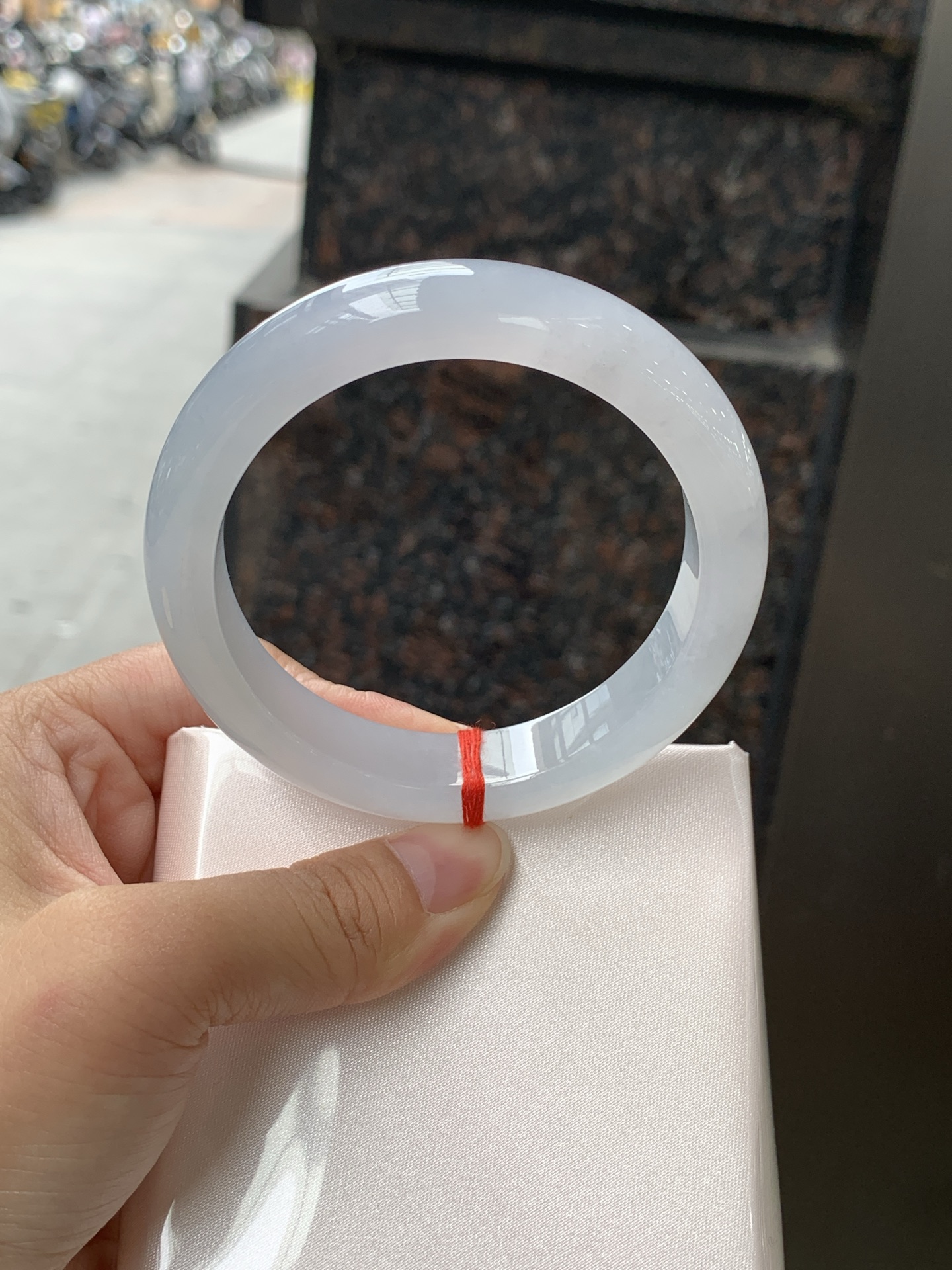 冰蓝正圈 0613-4A134 无裂，底妆冰润细腻，千变万化的冰晴蓝底色，拥有海的颜色，却散发着星空的光芒，这是一只来自冰川蓝的清冷气质仙女镯。