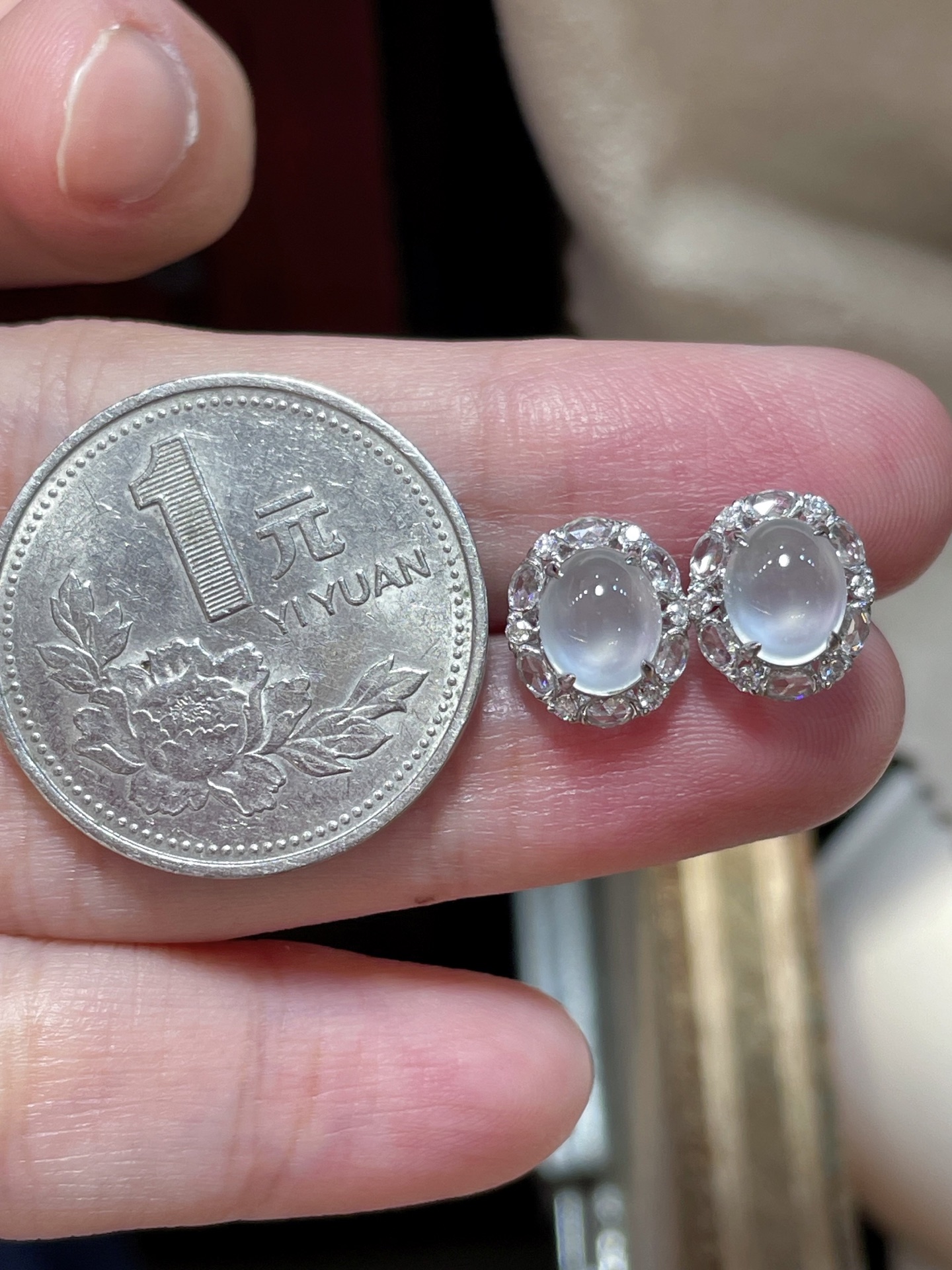 ️ 性比 高端货 精品翡翠冰种蛋面耳钉 料子饱满水润，种水 18k金镶嵌，款式时尚，7.3-5.9