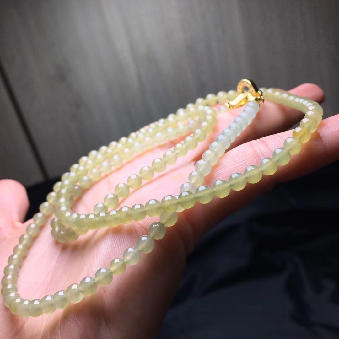 黄翡珠链，卡4.8～4.6mm，143颗，种好，玉质细腻，均匀，冰透水润，颗颗精选