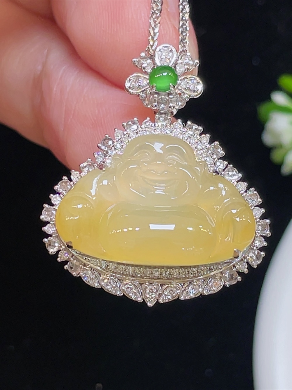 大件饱满，通透水润，玉质细腻，翠色鲜艳，18k金奢华钻石镶嵌，19.7-13.2-3.5